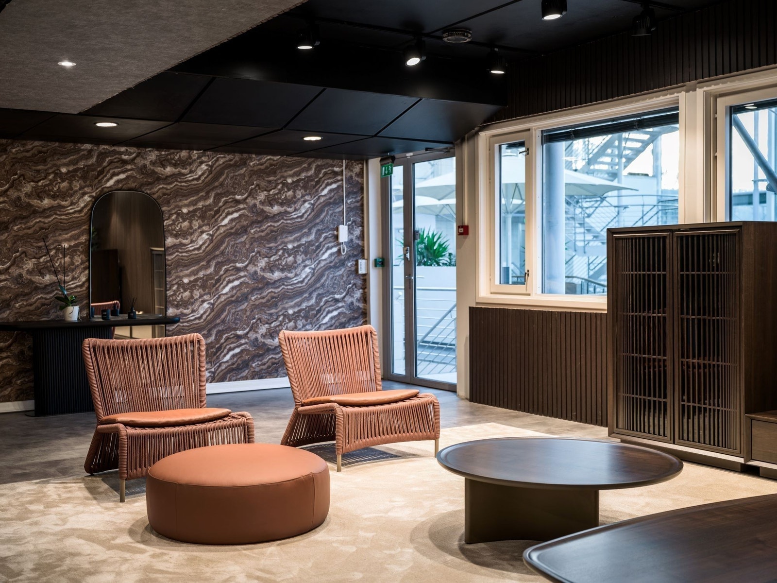 1.221 kvm BTA i 3. etg. Inngangsparti fra fellesområdet. Dagens leietaker har innredet det som showrom for møbler. Galleribilde