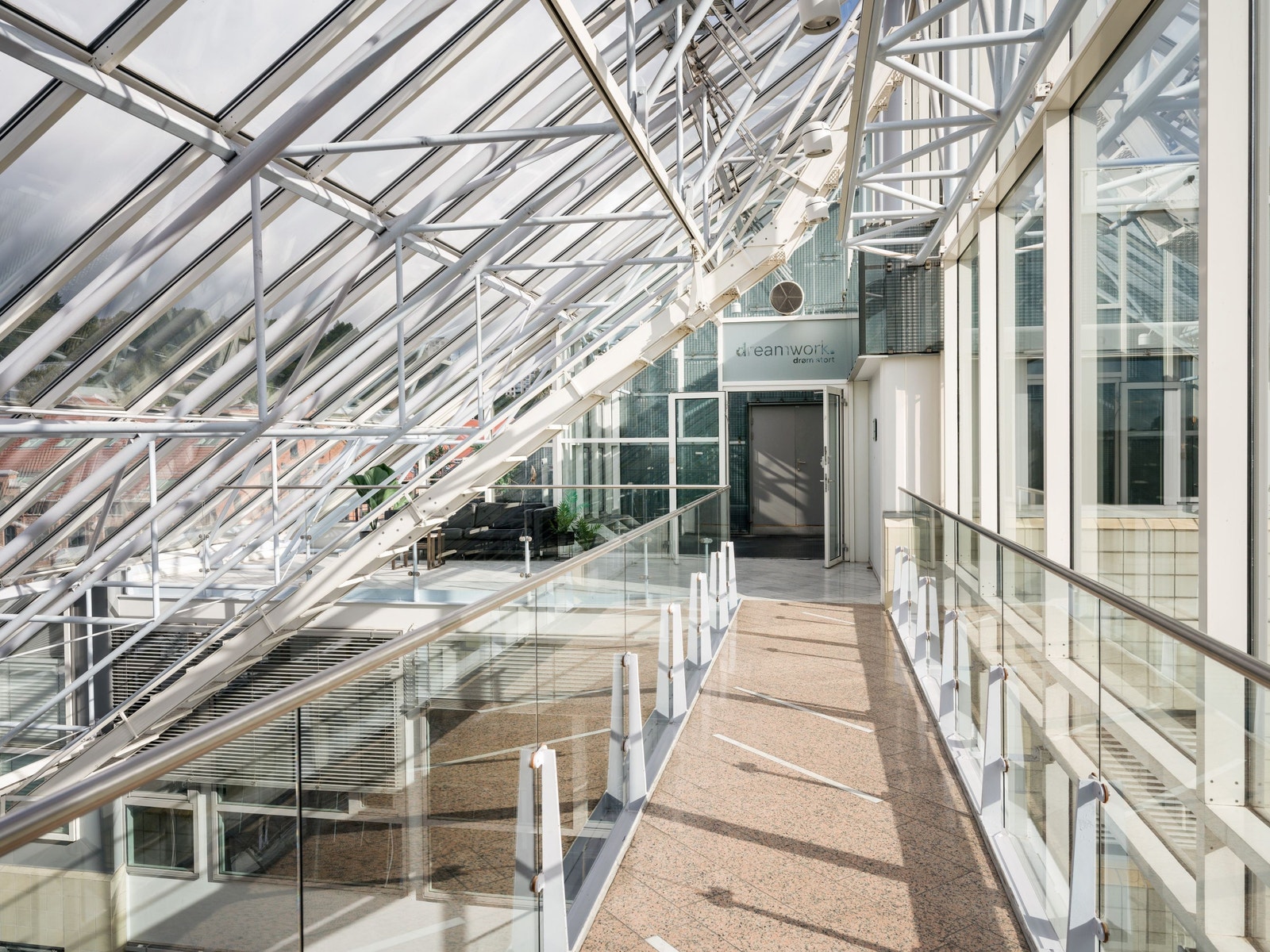 Utsikt fra heisen til inngangsparti Galleribilde