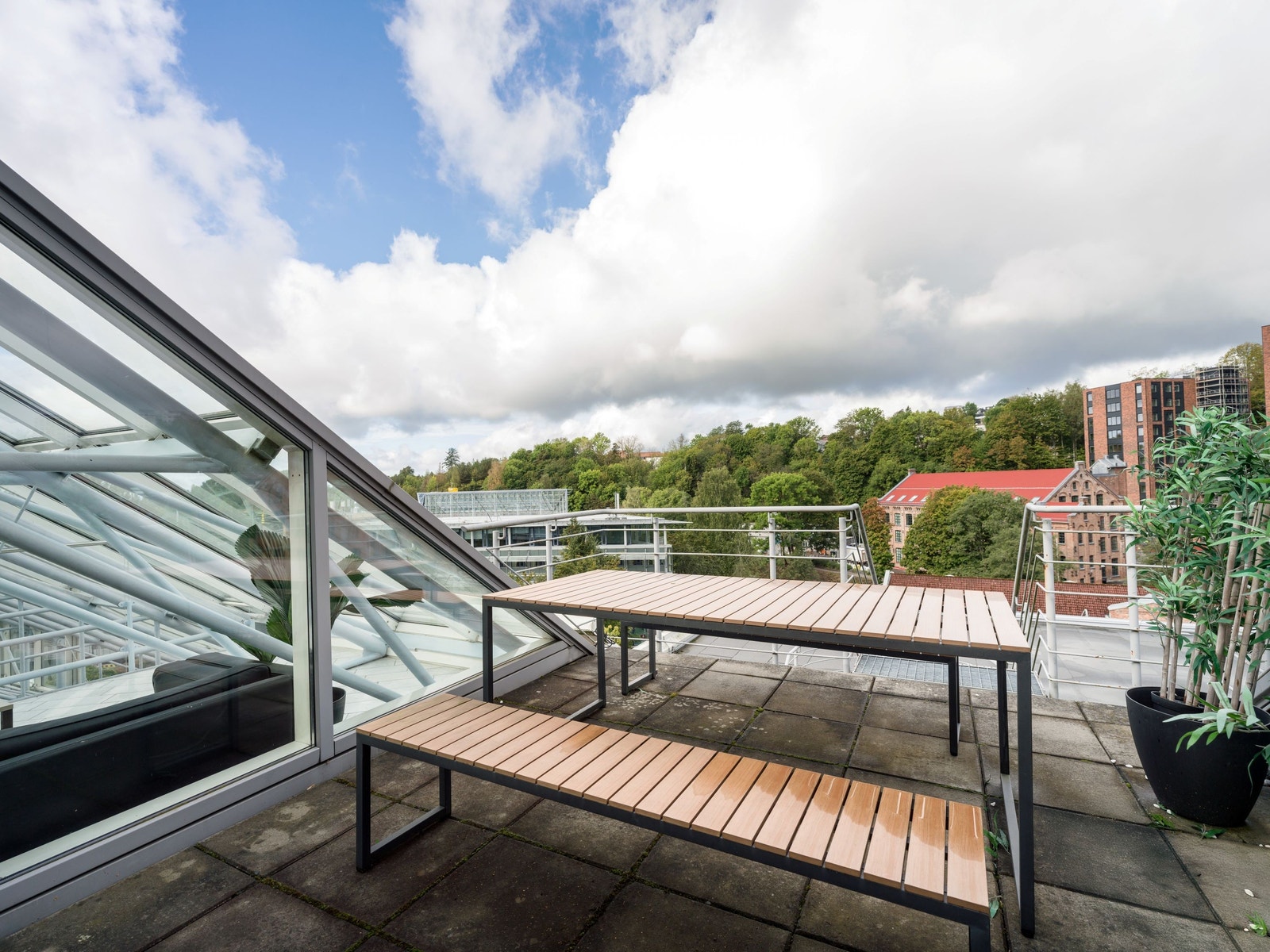 Takterrasse ved inngangspartiet som kan benyttes av ny leietaker i bygget Galleribilde