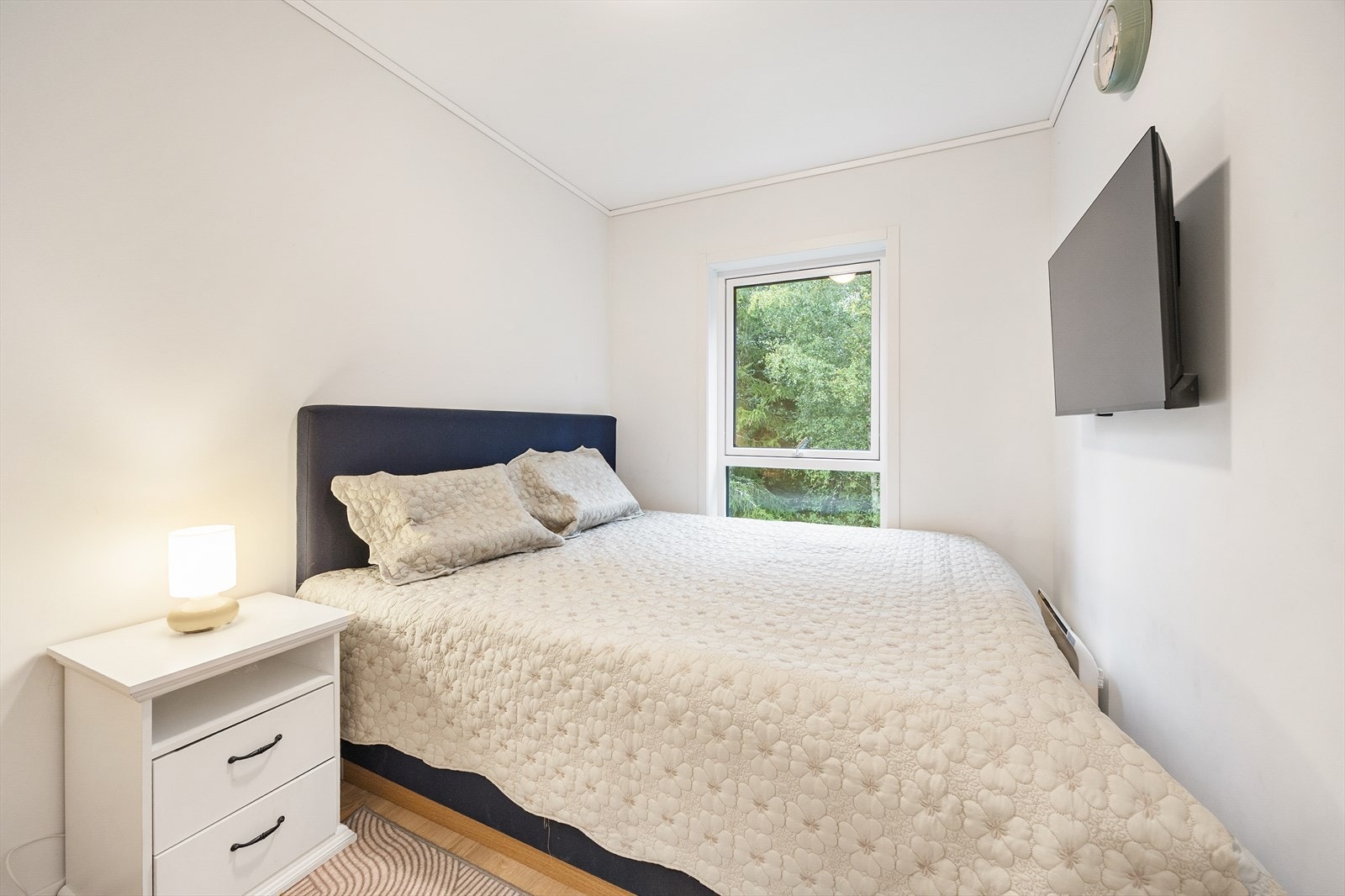 Et av boligens tre soverom, perfekt som barnerom eller gjesterom. Galleribilde