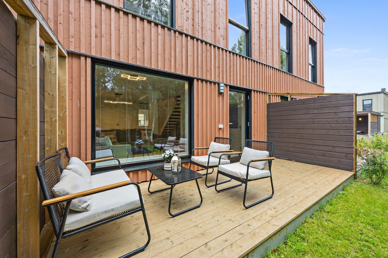 God plass til utemøbler og grill på den skjermede terrassen. Galleribilde