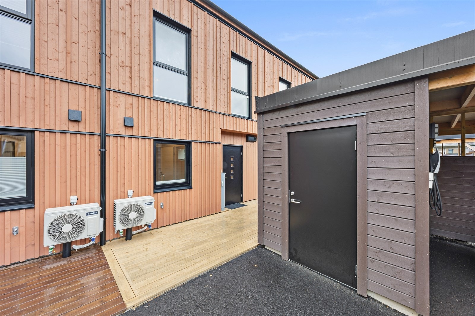 Egen carport med elbillader og en praktisk utebod på 5m² for ekstra lagring. Galleribilde