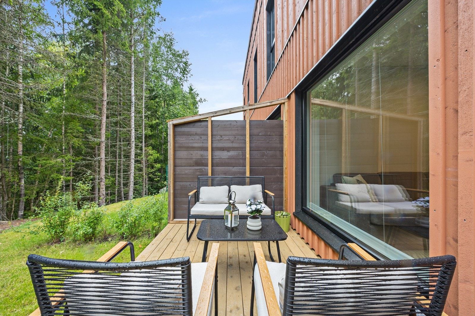 Terrassen på 9,8m² er en flott forlengelse av stuen på varme dager. Galleribilde