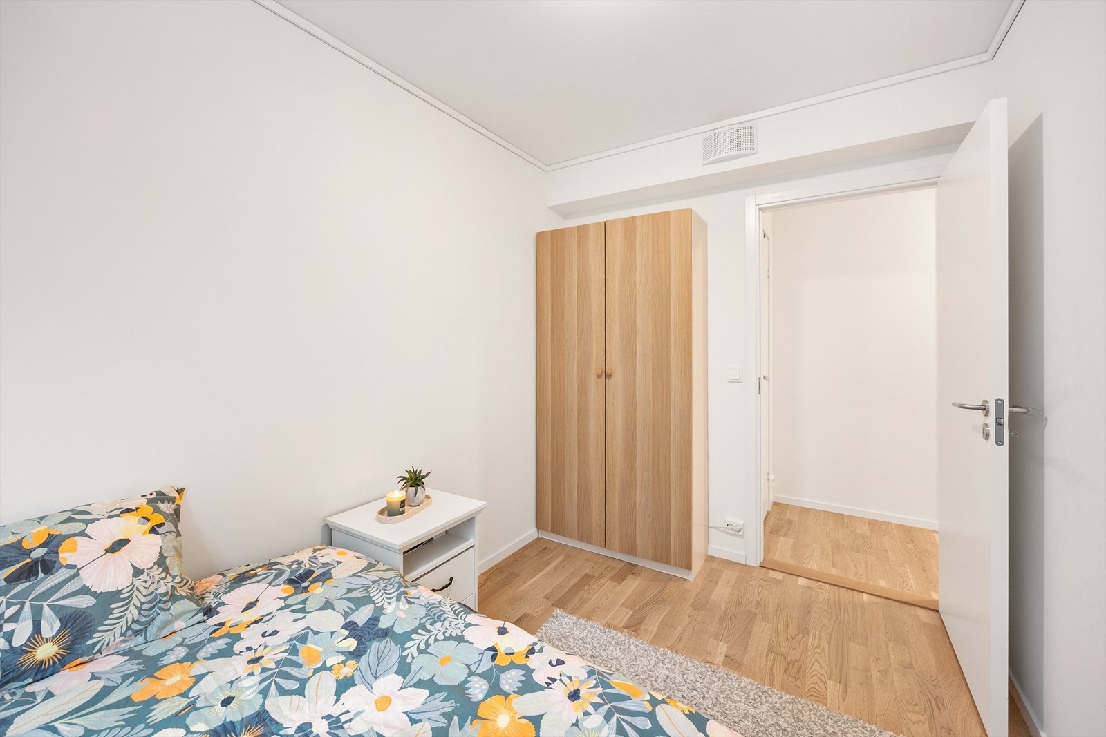 God lagringsplass med tilgang til en praktisk innvendig bod fra soverommet. Galleribilde