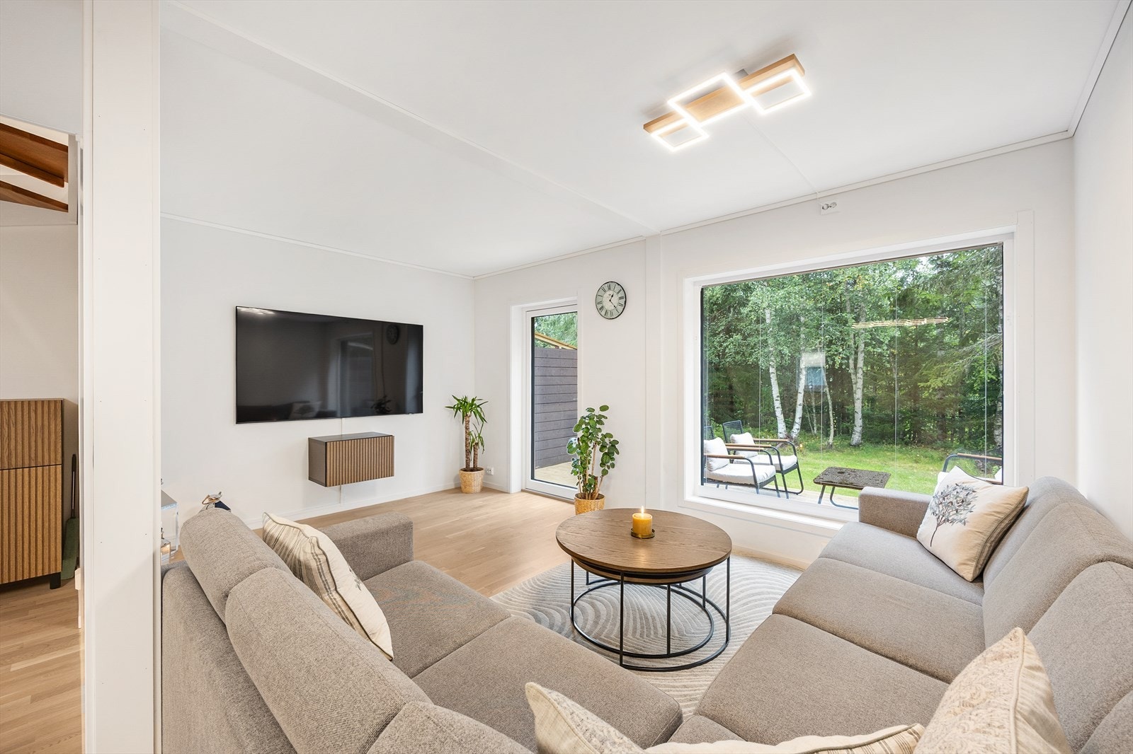 God plass til en romslig spisegruppe i åpen løsning mot stuen. Galleribilde