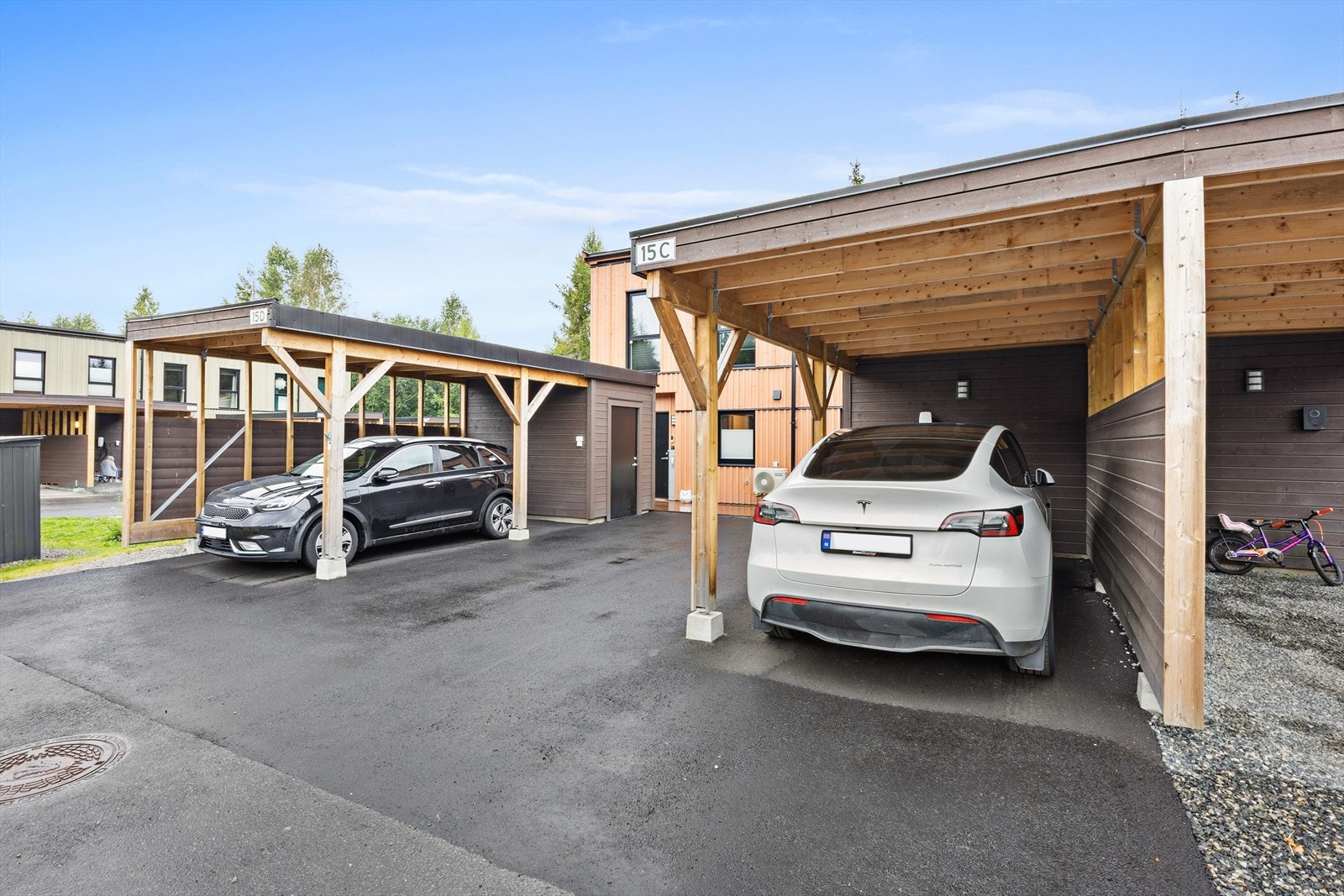 Boligen disponerer egen carport samt en fast, utvendig biloppstillingsplass. Galleribilde