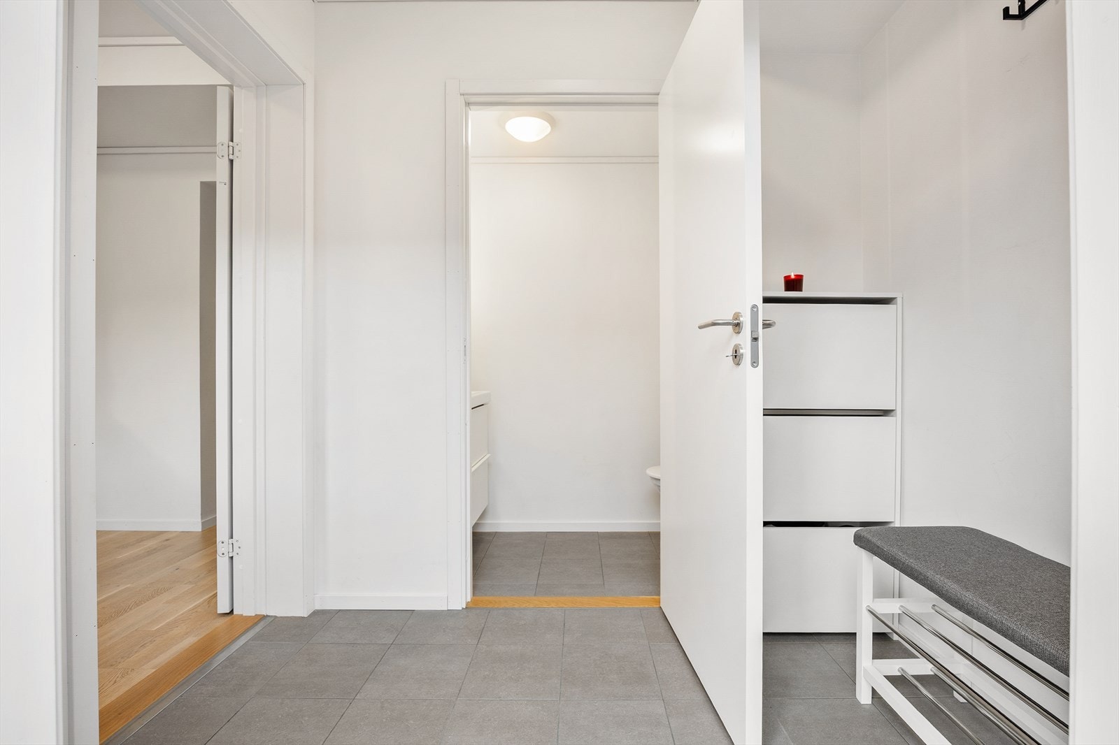 Lys entré med delikate fliser og behagelig gulvvarme gir en god velkomst. Galleribilde