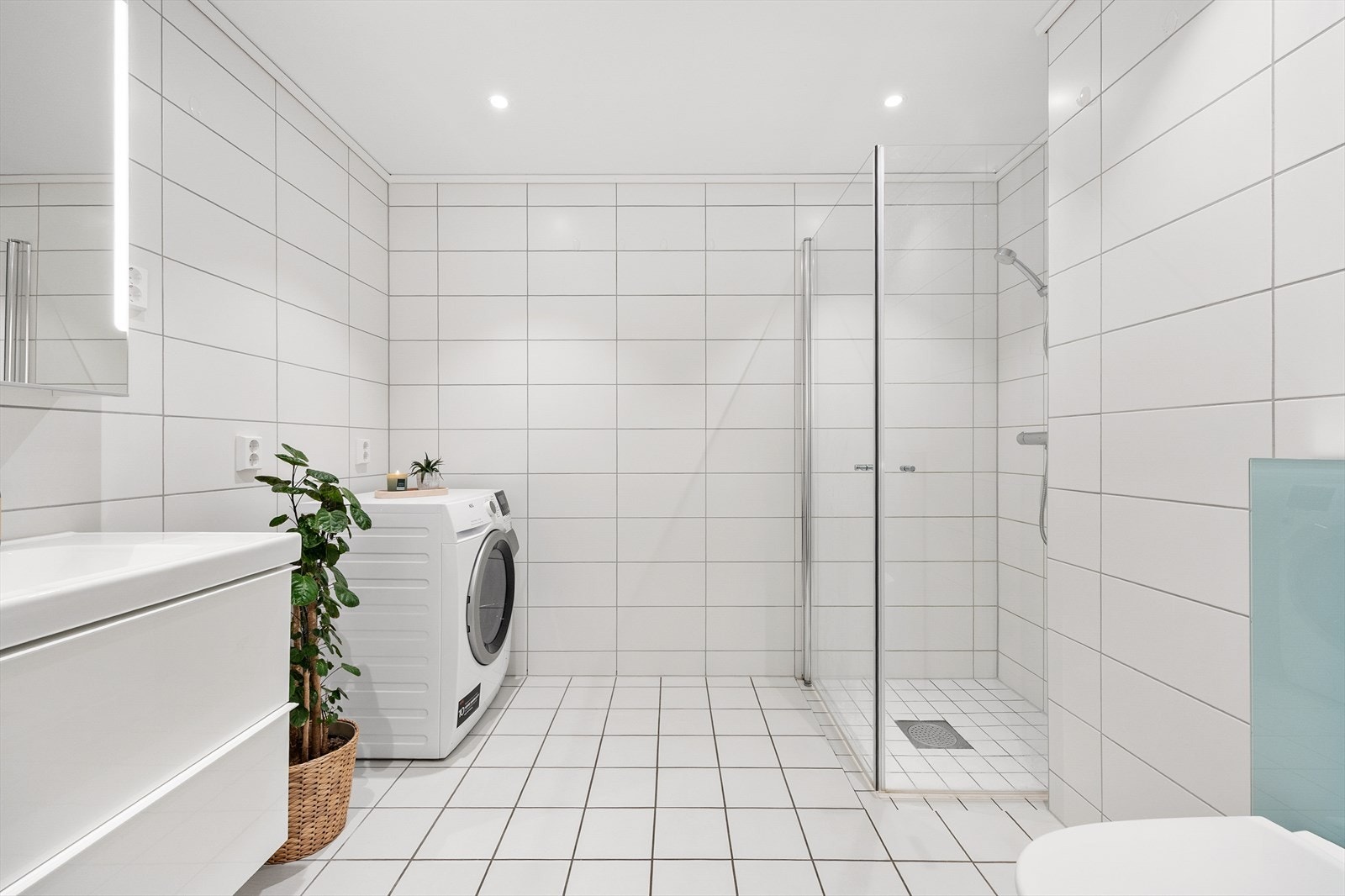 Helfliset og delikat bad i andre etasje med opplegg for vaskemaskin. Galleribilde