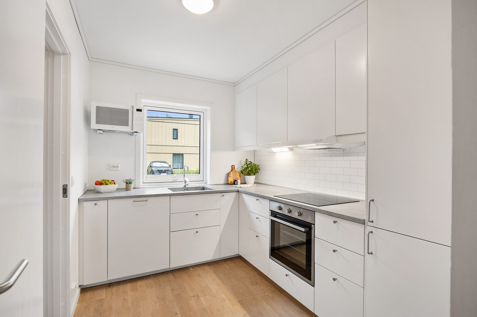 Kjøkkenet er velutstyrt med alt du trenger av hvitevarer. Galleribilde