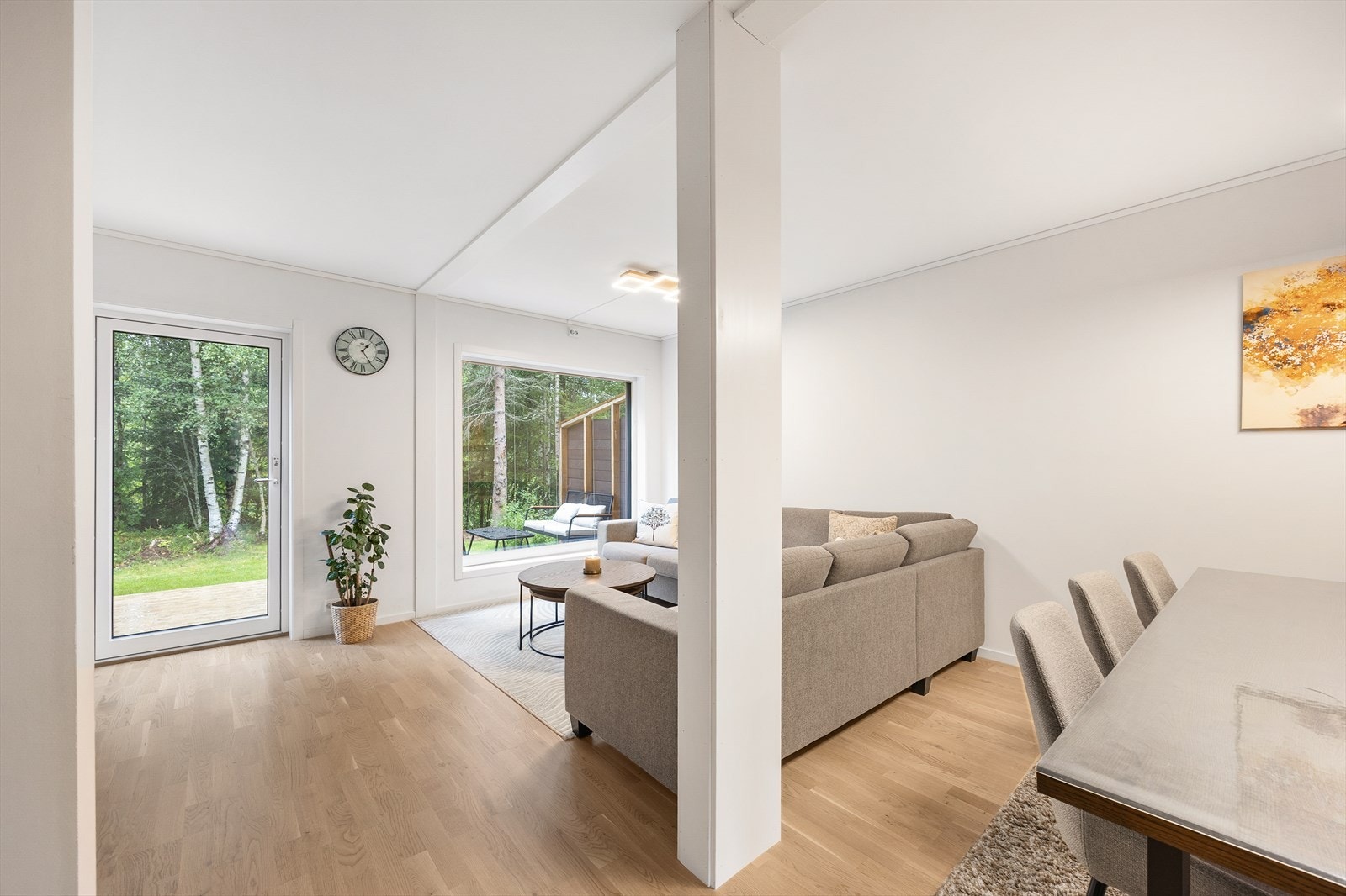 Den åpne løsningen mellom stue og spisestue skaper en sosial atmosfære. Galleribilde