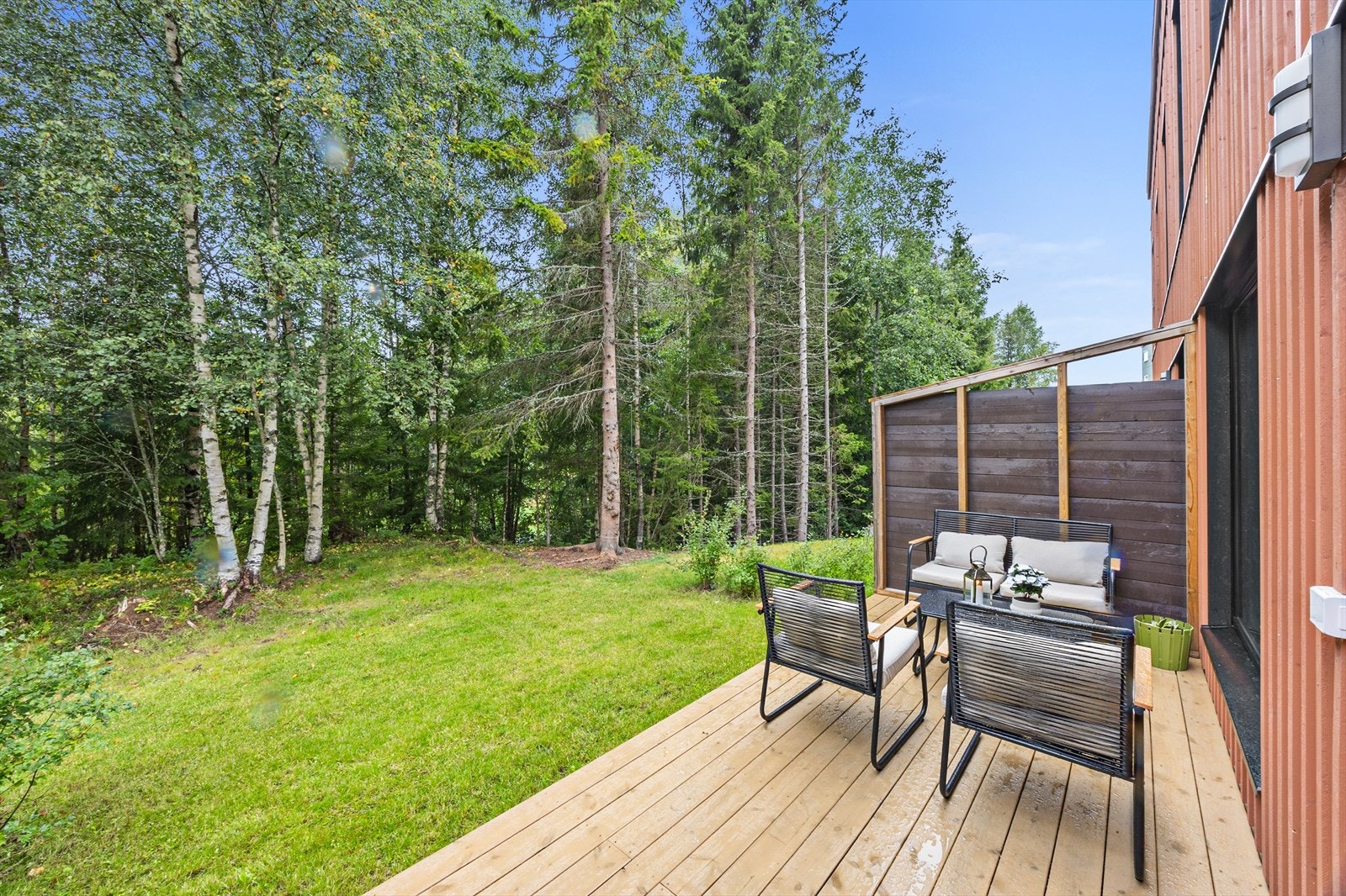 Terrassen på ca. 9,8m² fungerer som en naturlig forlengelse av stuen. Galleribilde