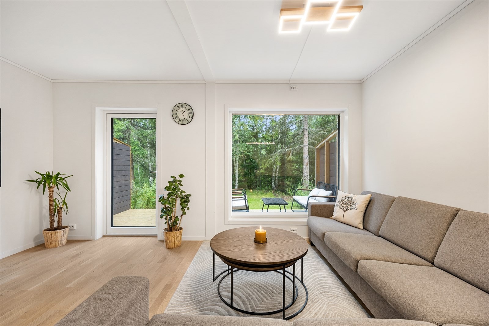 Store vindusflater med 3-lags isolerglass slipper inn rikelig med dagslys. Galleribilde