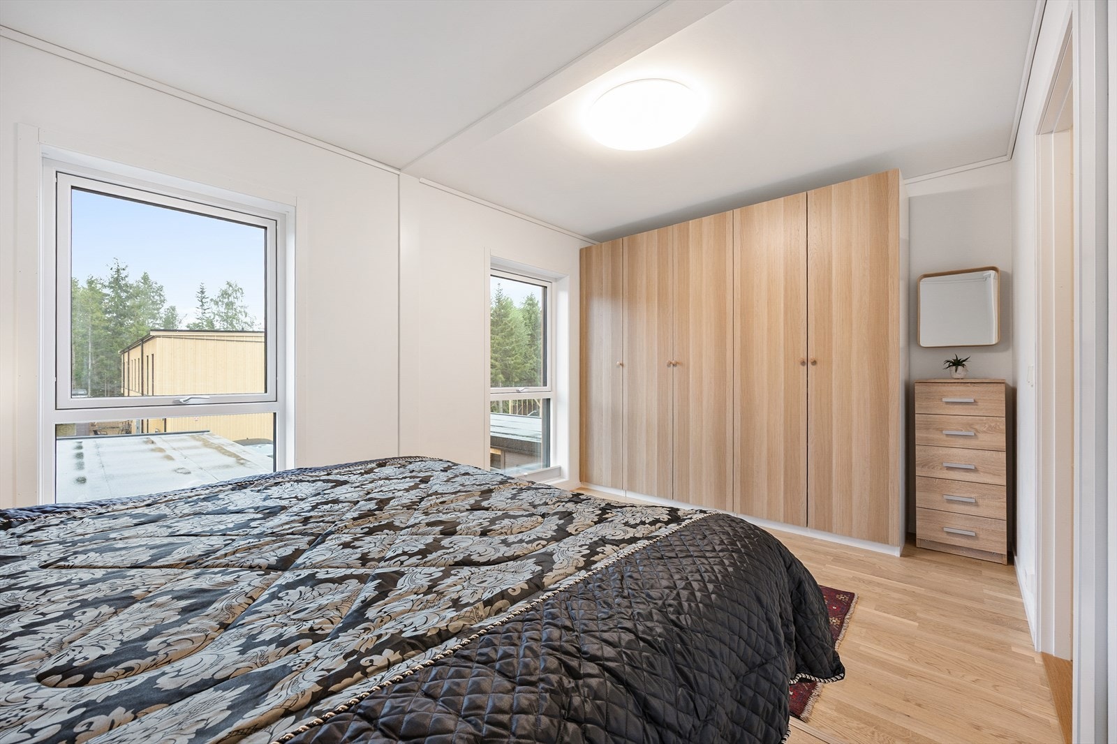 Romslig hovedsoverom med god plass til dobbeltseng og garderobeløsning. Galleribilde