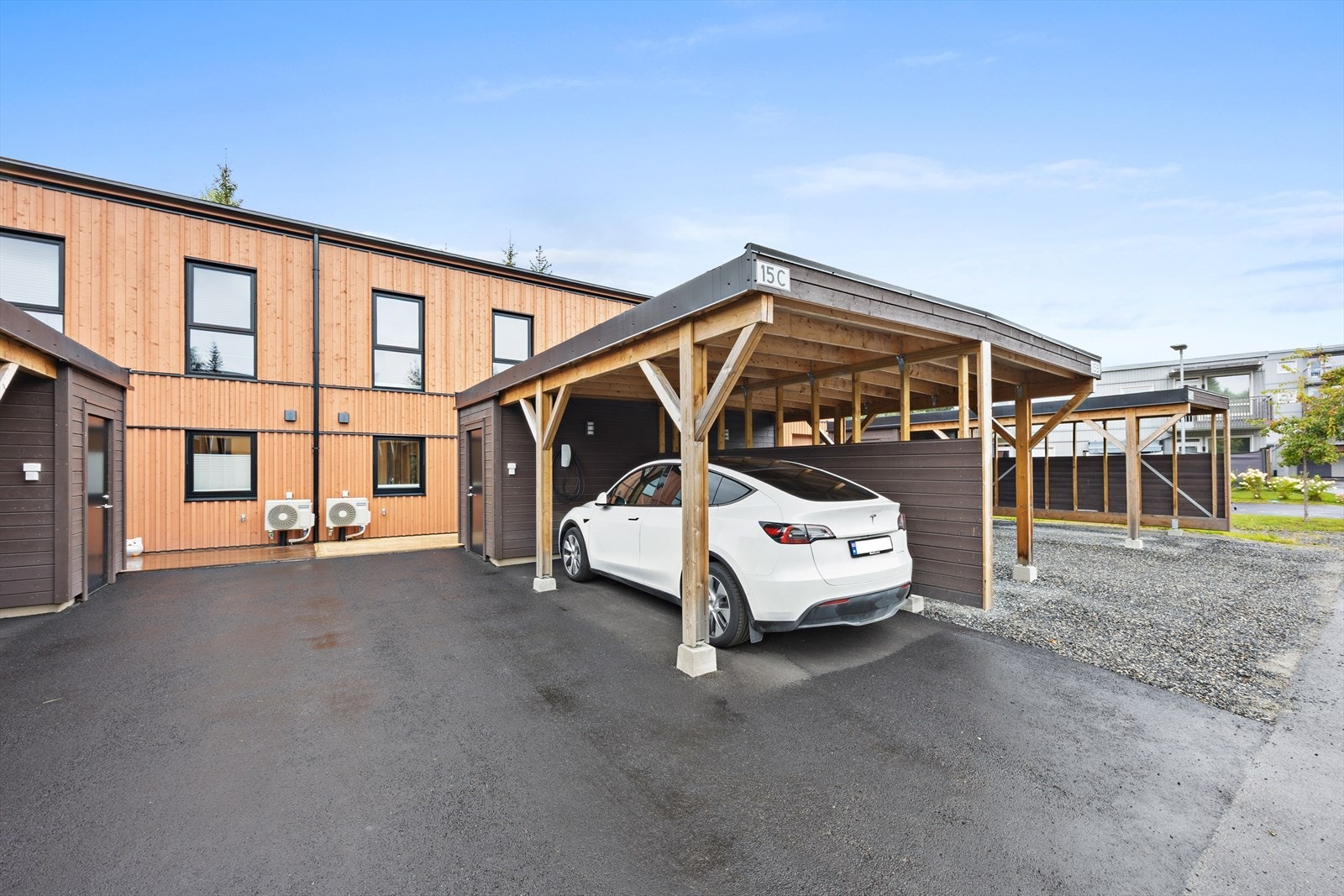Praktisk carport med installert elbillader og tilhørende utebod på 5m². Galleribilde
