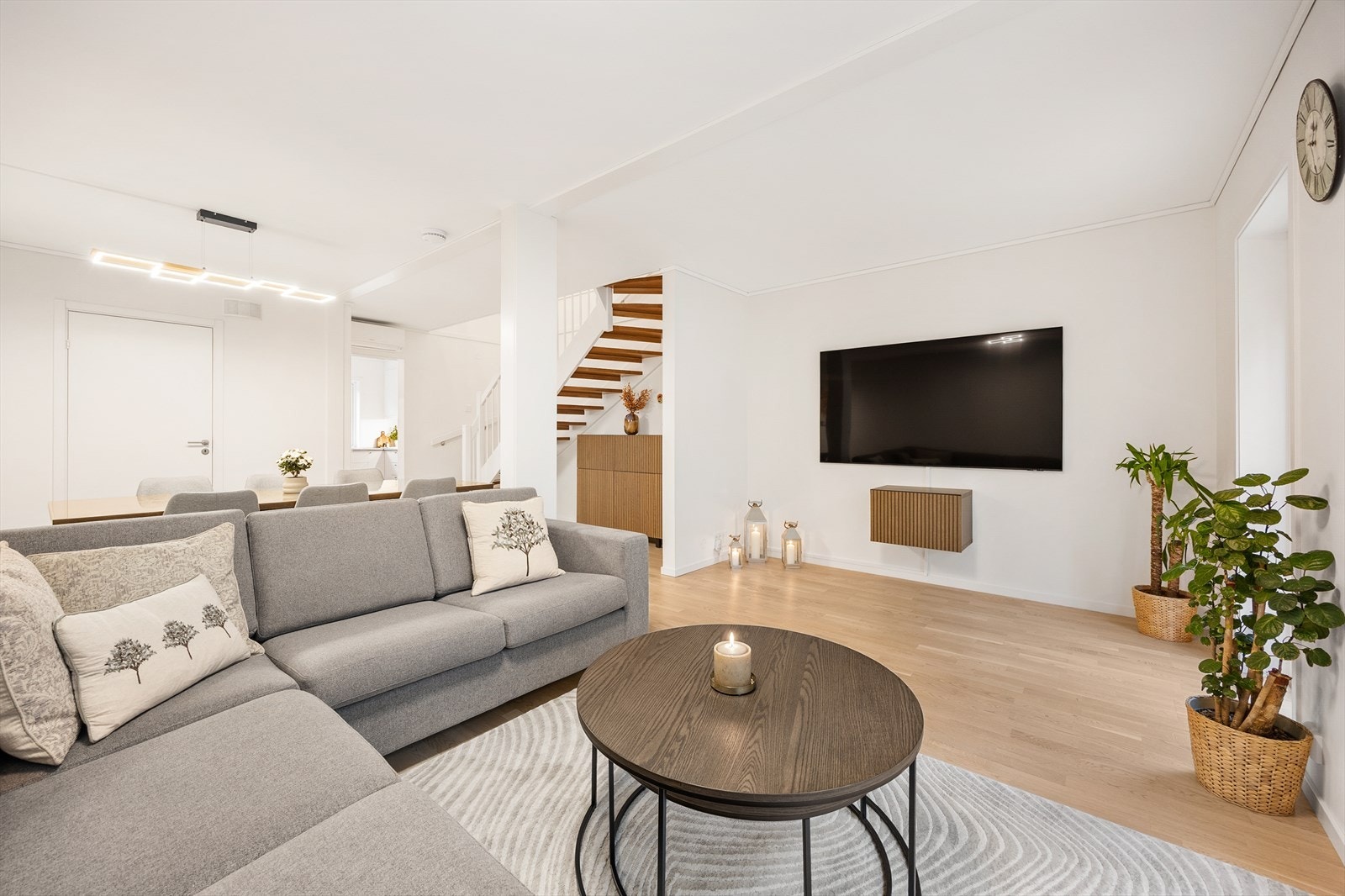 Boligens hjerte er den sosiale og åpne stue- og kjøkkenløsningen. Galleribilde