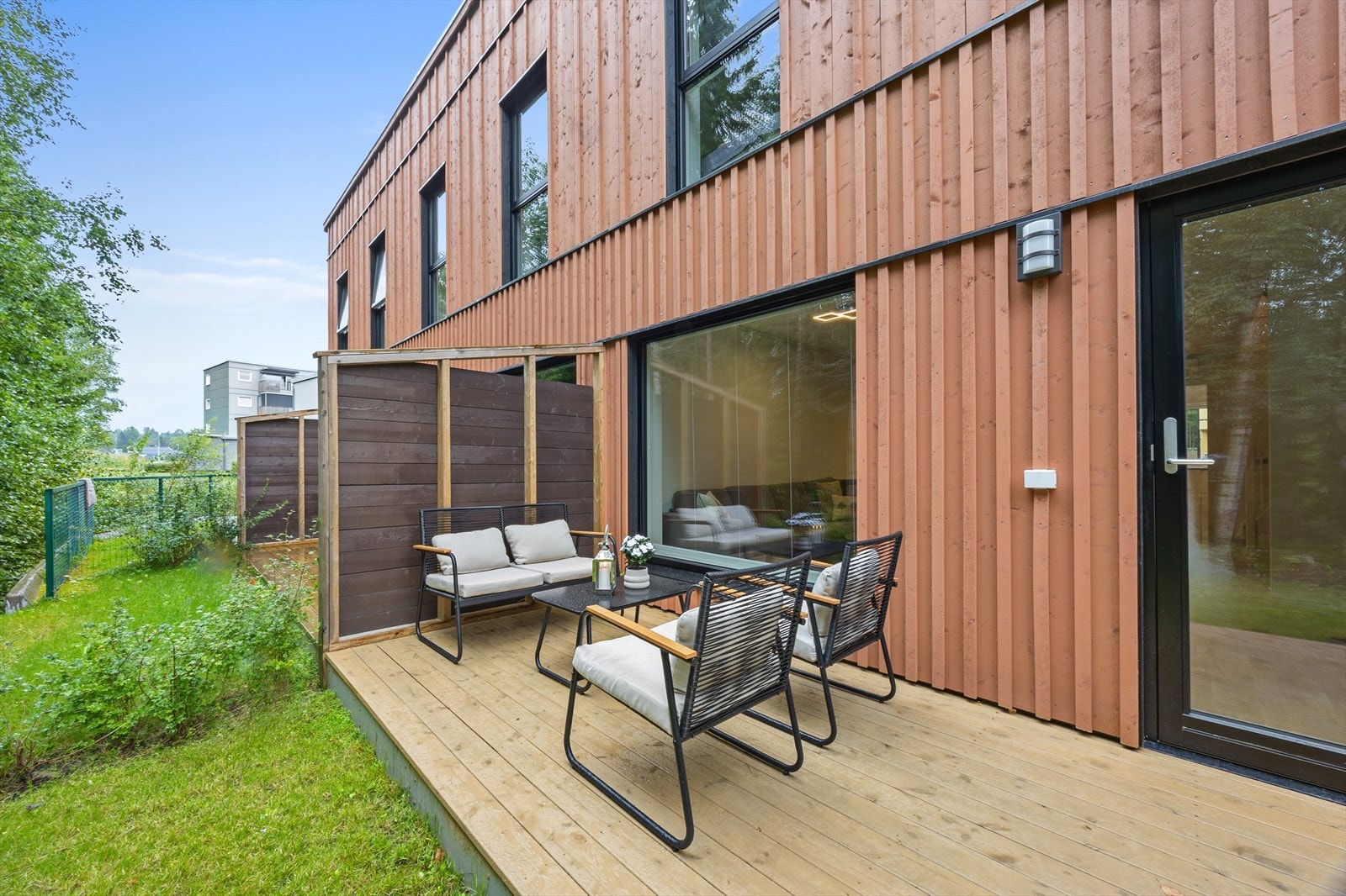 Direkte utgang fra stuen til en flott terrasse med impregnerte terrassebord. Galleribilde