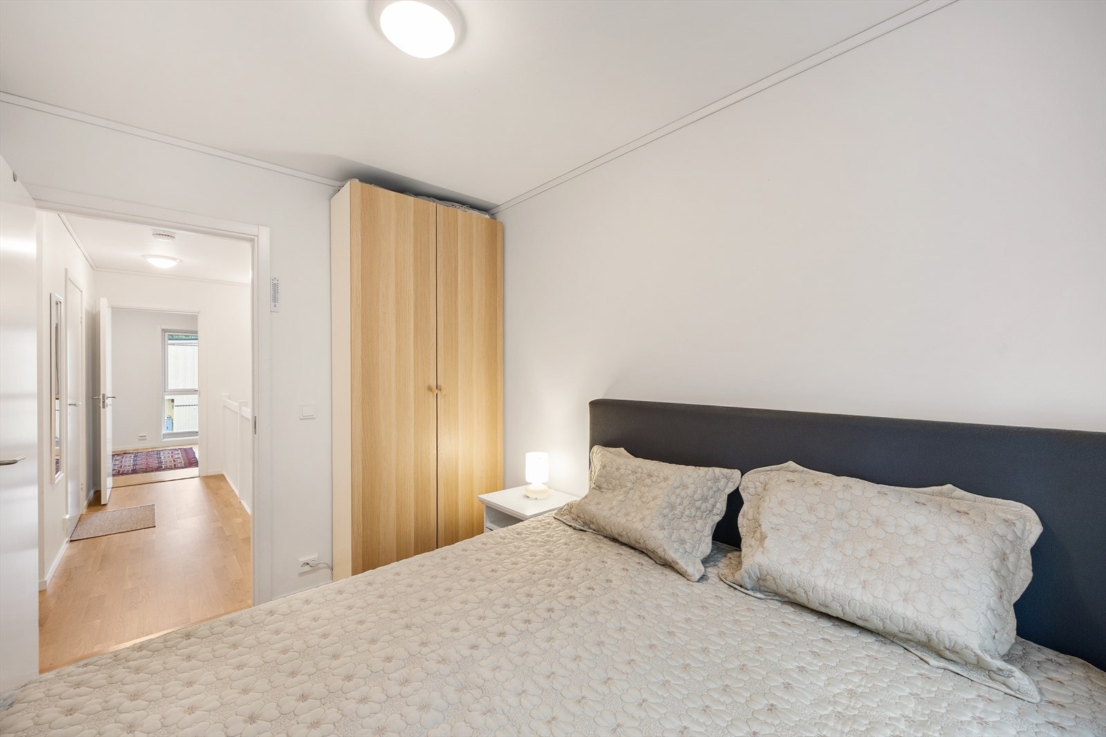 Soverom med god størrelse og fleksible møbleringsmuligheter. Galleribilde