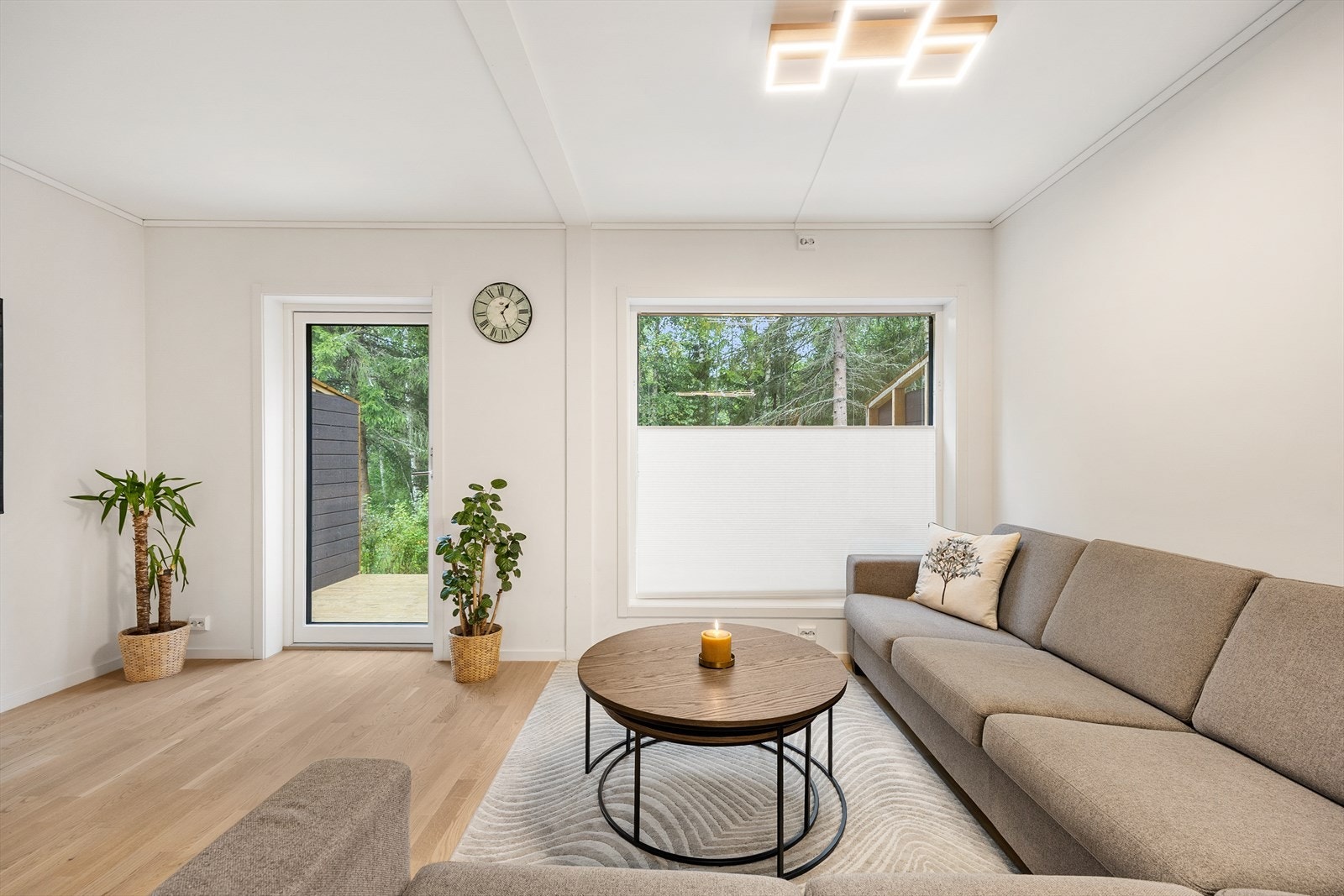 Fra stuen er det direkte utgang til en herlig terrasse på nesten 10m². Galleribilde