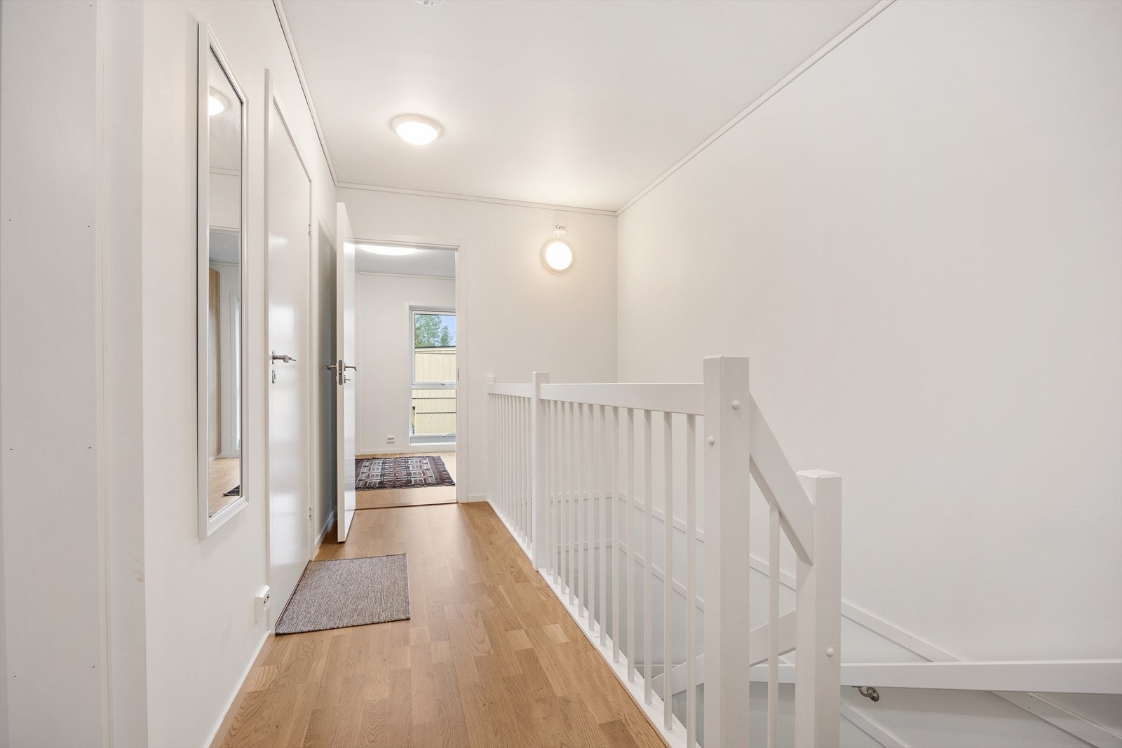 Gang i andre etasje som binder sammen soverommene og badet. Galleribilde