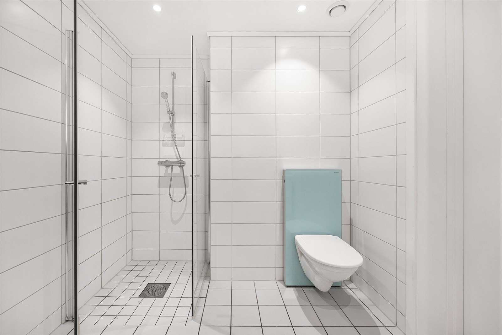 Moderne bad med vegghengt toalett fra Geberit for enkelt renhold. Galleribilde