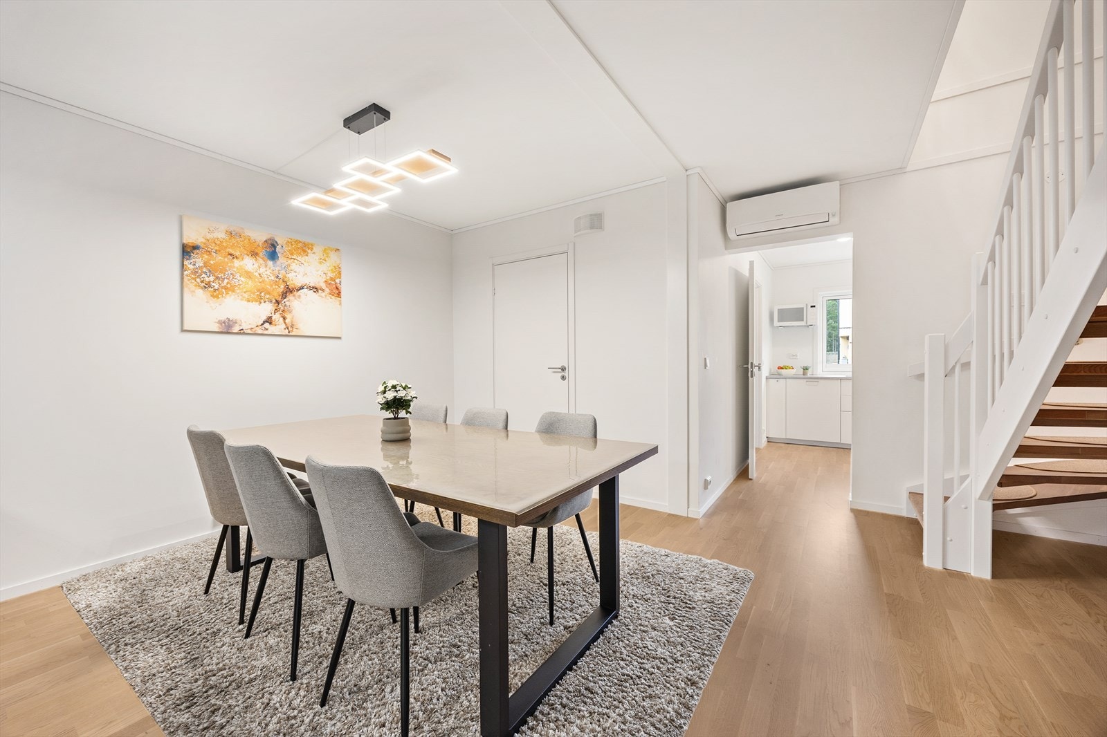 Fra spisestuen er det kort vei til kjøkkenet og trappen til andre etasje. Galleribilde