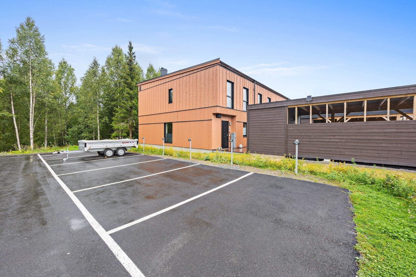 Boligen disponerer både carport og en fast, utendørs biloppstillingsplass. Galleribilde