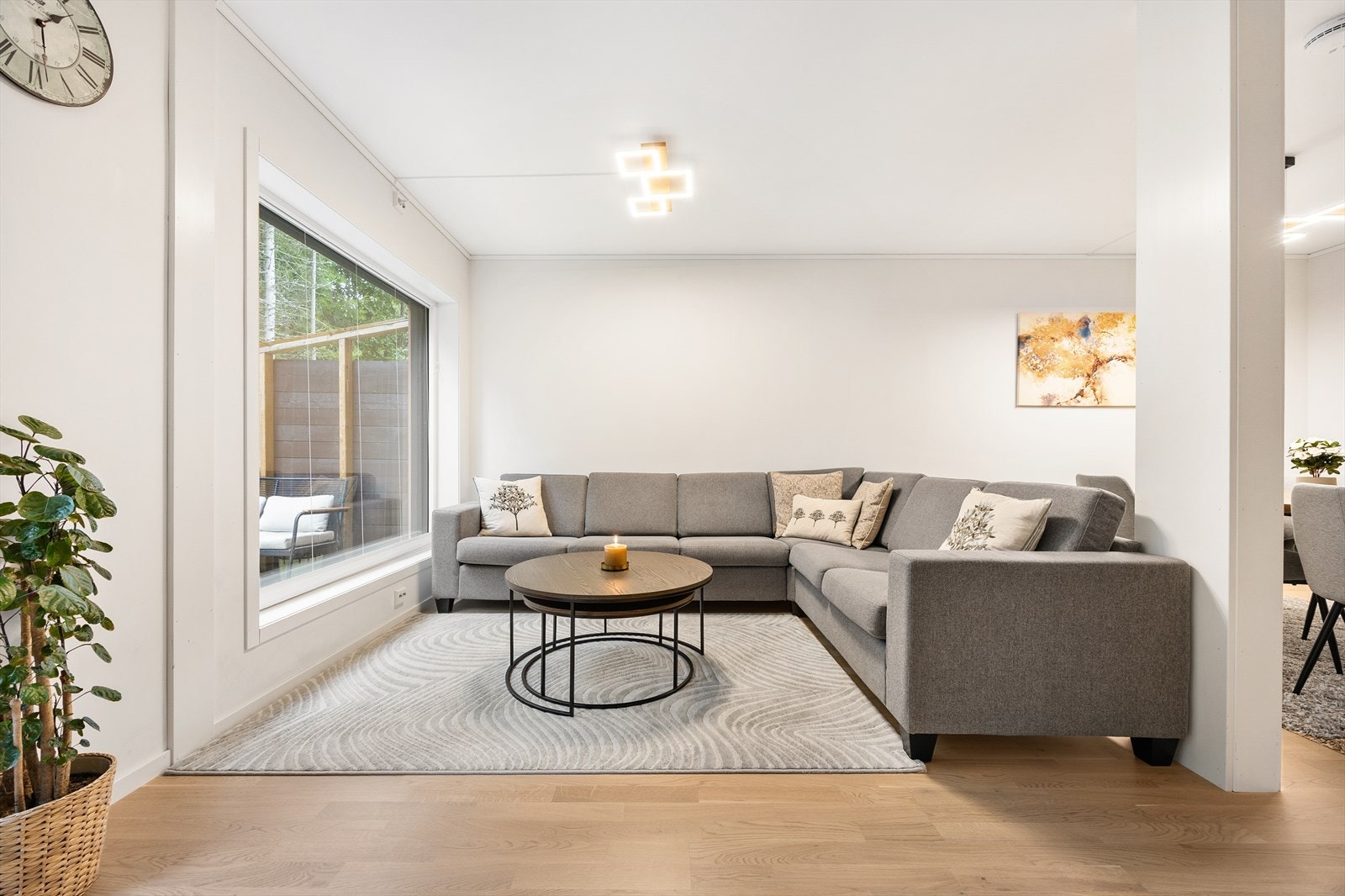 Stuen er enkel å møblere med god plass til en stor sofagruppe. Galleribilde