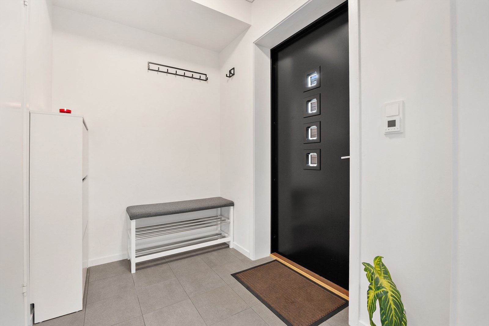 Innbydende entré med god plass til oppbevaring av sko og yttertøy. Galleribilde