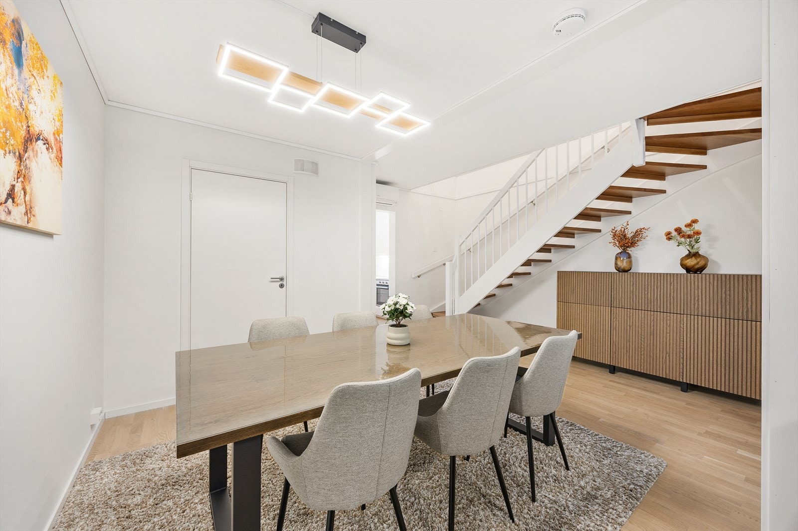 Den åpne planløsningen mellom stue og spisestue skaper en sosial sone. Galleribilde