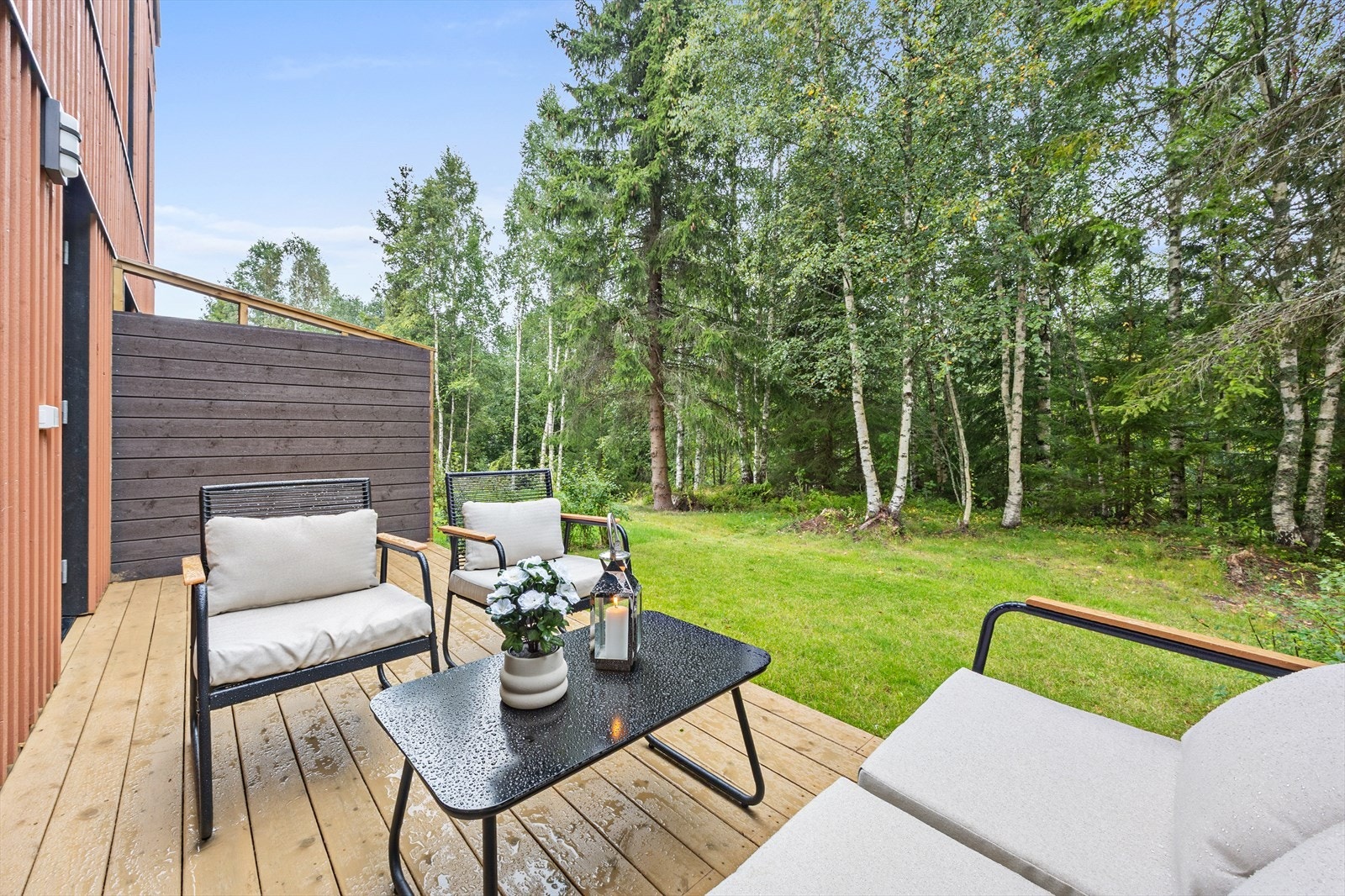 Nyt rolige ettermiddager på terrassen med usjenert beliggenhet mot skogkanten. Galleribilde