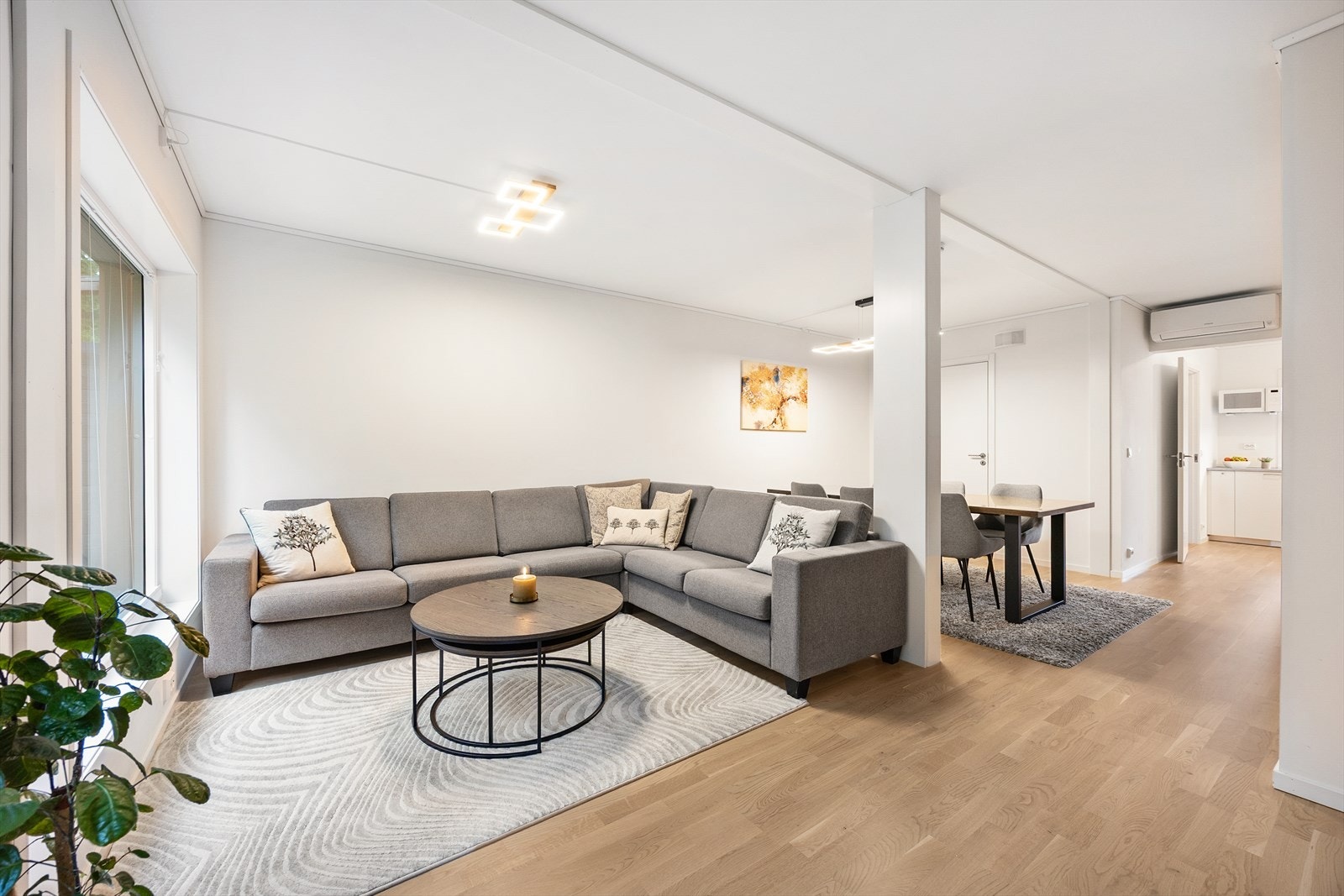 Sosial og åpen stue med god plass til en romslig sofagruppe. Galleribilde