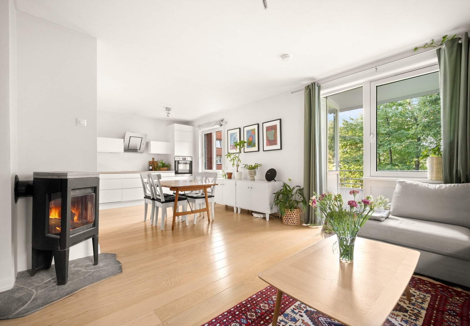 En lys og lekker 2-romsleilighet med god standard og planløsning i en høy 1. etasje. Galleribilde