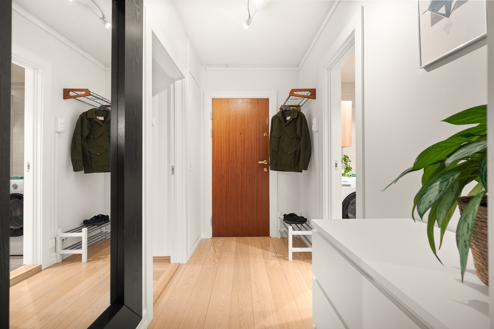 Velkommen inn! Leilighetens entré er lys og innbydende og gir et meget godt førsteinntrykk av boligen. Galleribilde