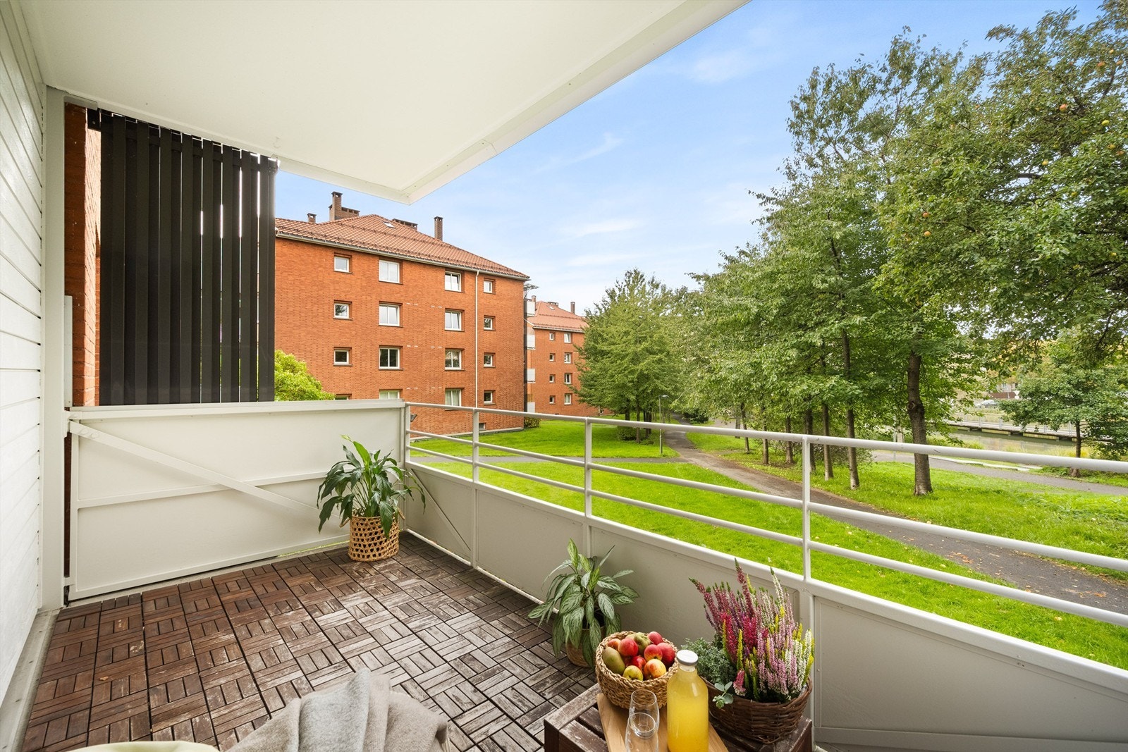 Lite innsyn og fin utsikt over velstelte fellesarealer. Galleribilde