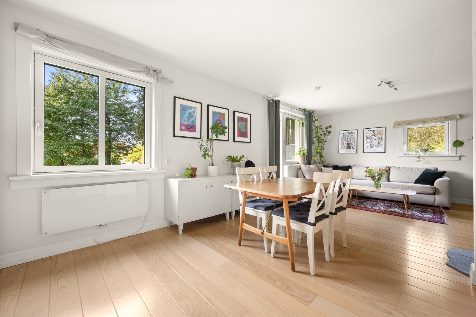 I naturlig overgang mellom stue og kjøkken er det en fin plass for å innrede med et spisebord med plass for å invitere familie eller venner på middagsselskap. Galleribilde