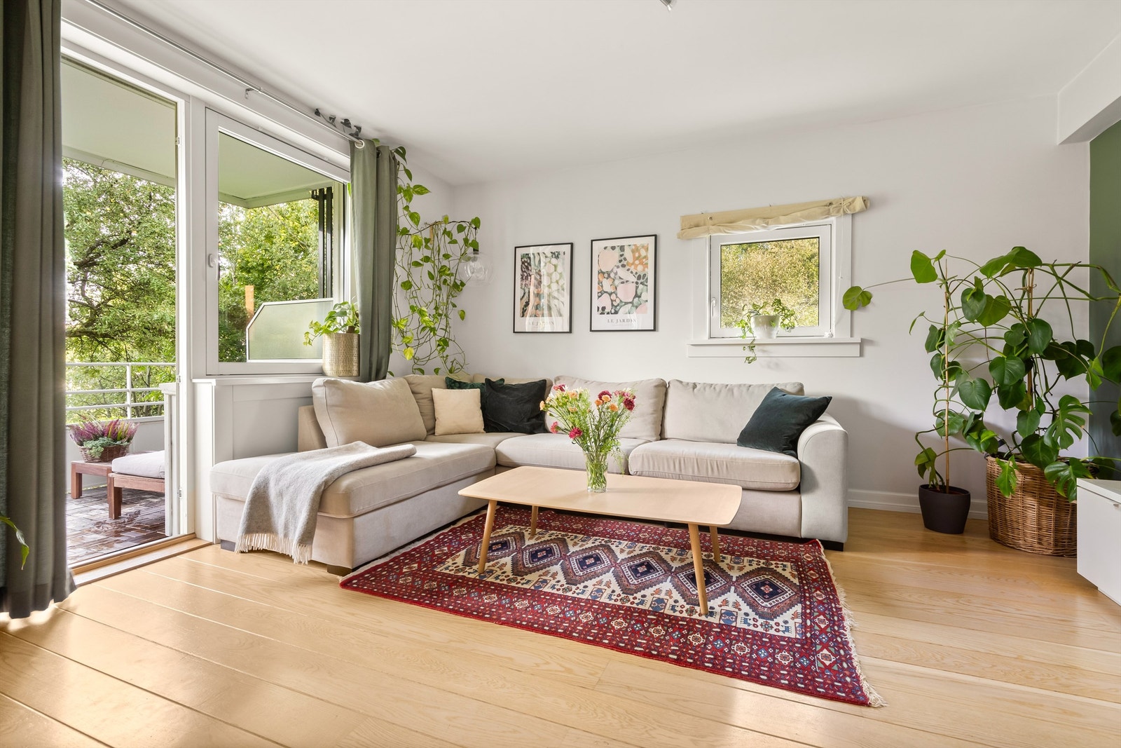 De store vindusflatene slipper inn rikelig med lys og skaper en fin og luftig atmosfære i både stuen og kjøkkenet. Galleribilde