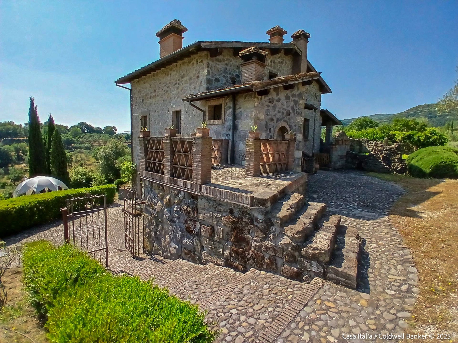 Bygningene er bevart i en klassisk-rustikk stil. Galleribilde