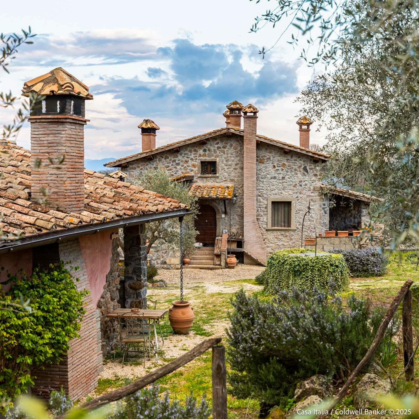 Sidebygningen med to utleierom med egne bad ligger på samme tun, rett forbi brønnen. Galleribilde