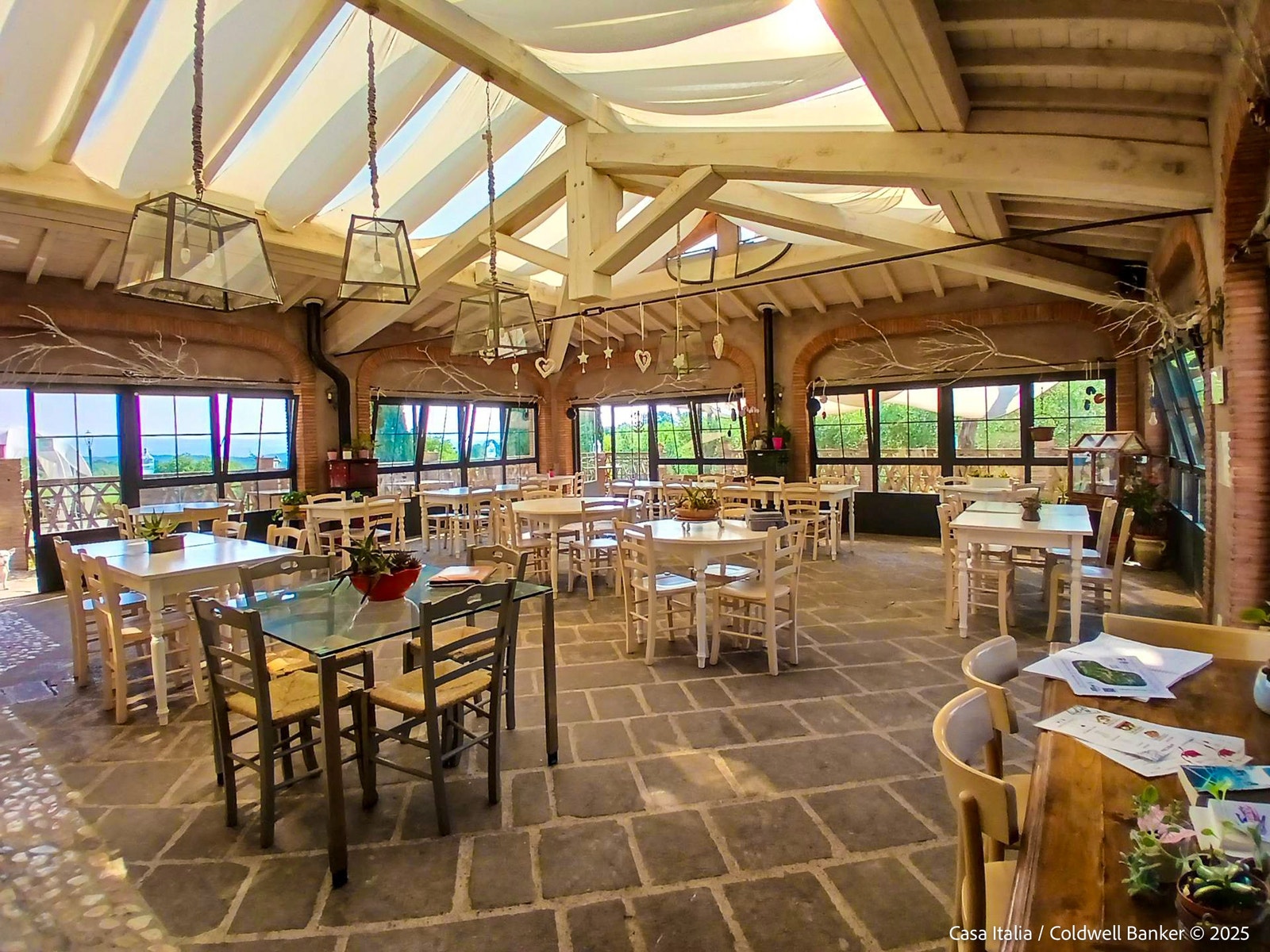 Den overbygde "terrassen" har fungert som en lys og innbydende restaurant og spisesal. Galleribilde