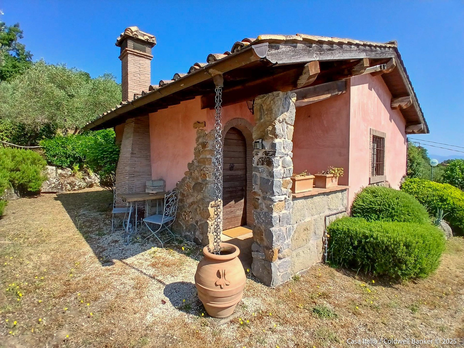 Sidebygningen med to utleierom med egne bad ligger på samme tun, rett forbi brønnen. Galleribilde