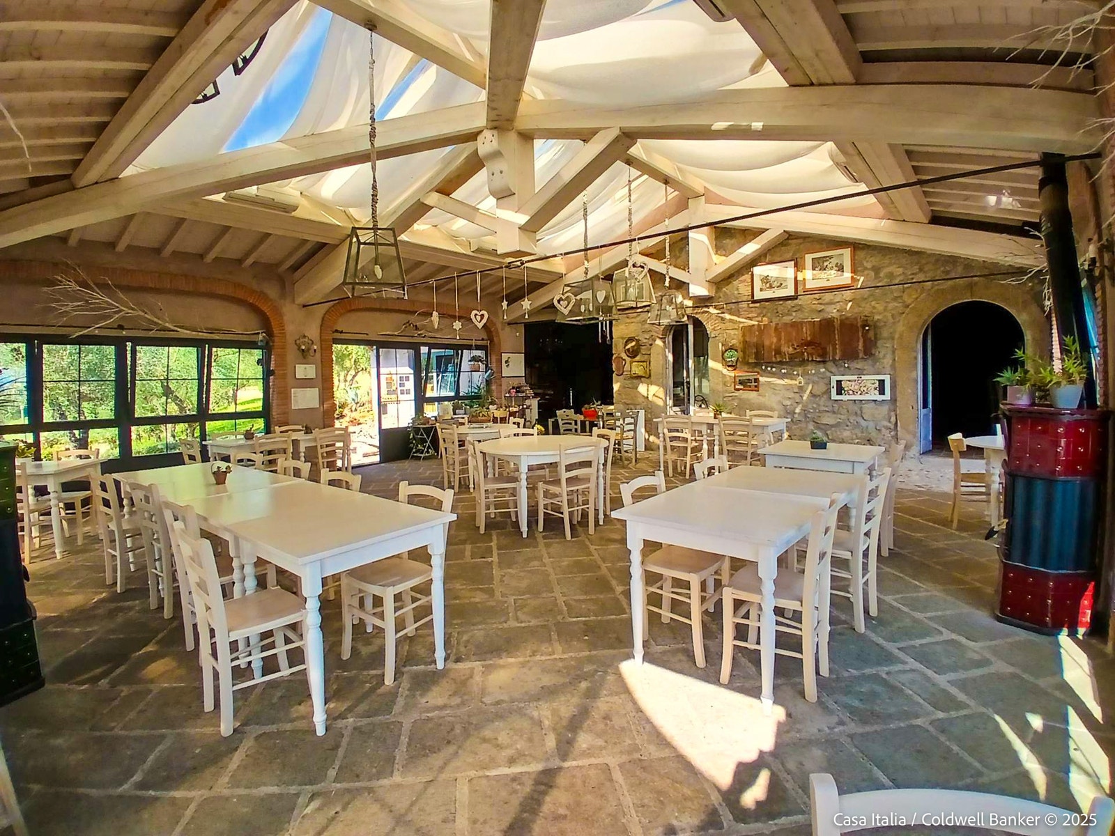 Den overbygde "terrassen" har fungert som en lys og innbydende restaurant og spisesal. Galleribilde