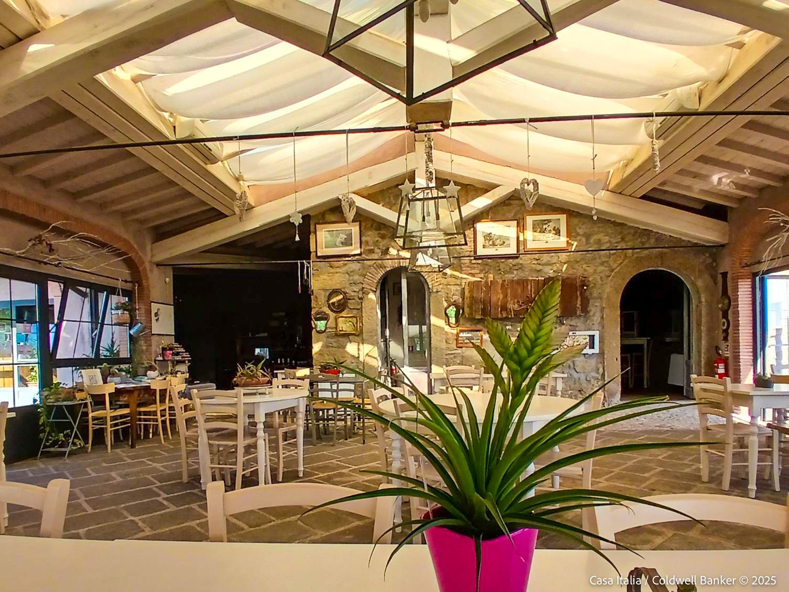 Den overbygde "terrassen" har fungert som en lys og innbydende restaurant og spisesal. Galleribilde