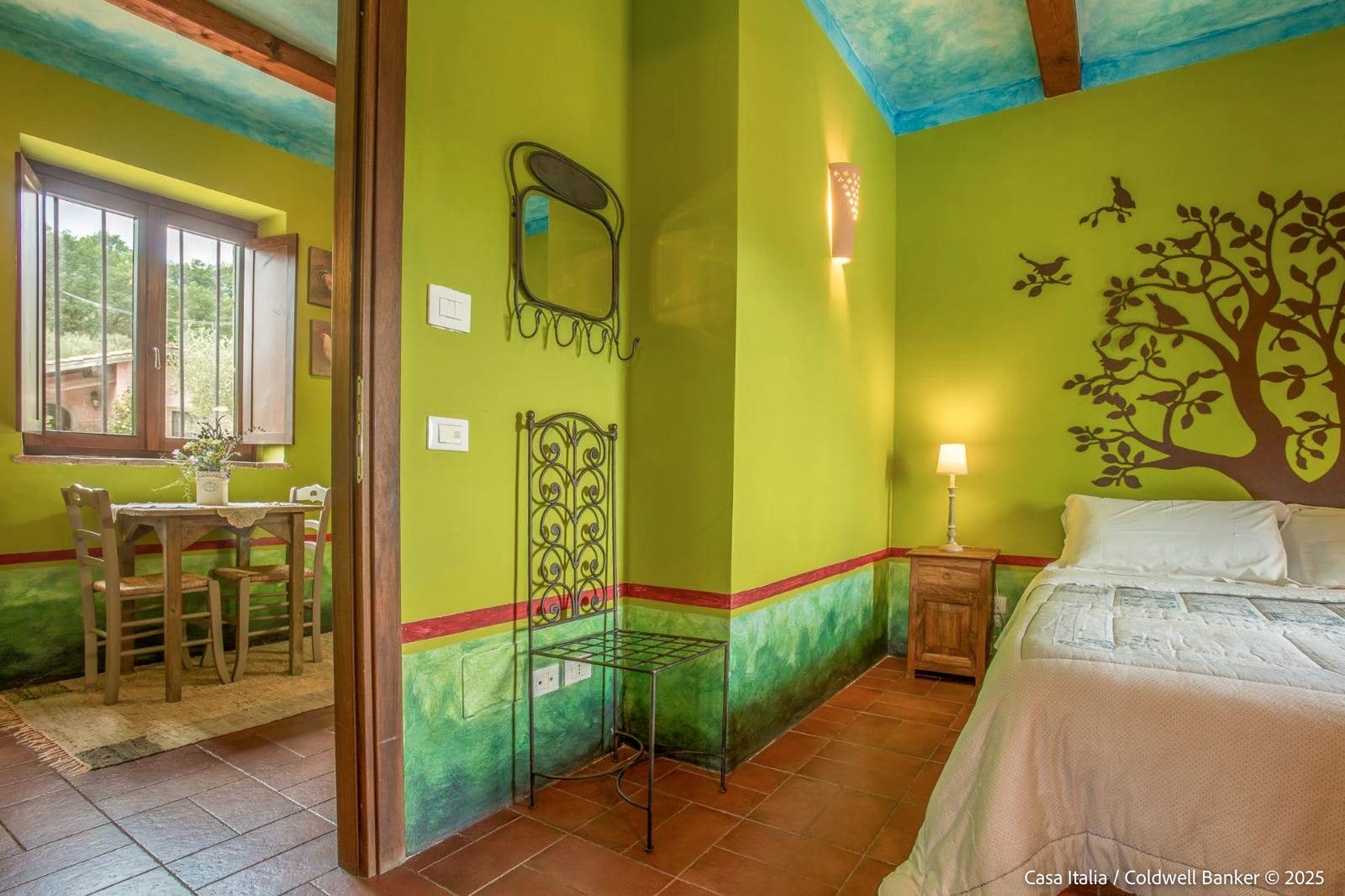 Ett av i alt fem soverom for gjestene dine med tilstøtende spiseområde - her fra én av de tre leilighetene. Galleribilde