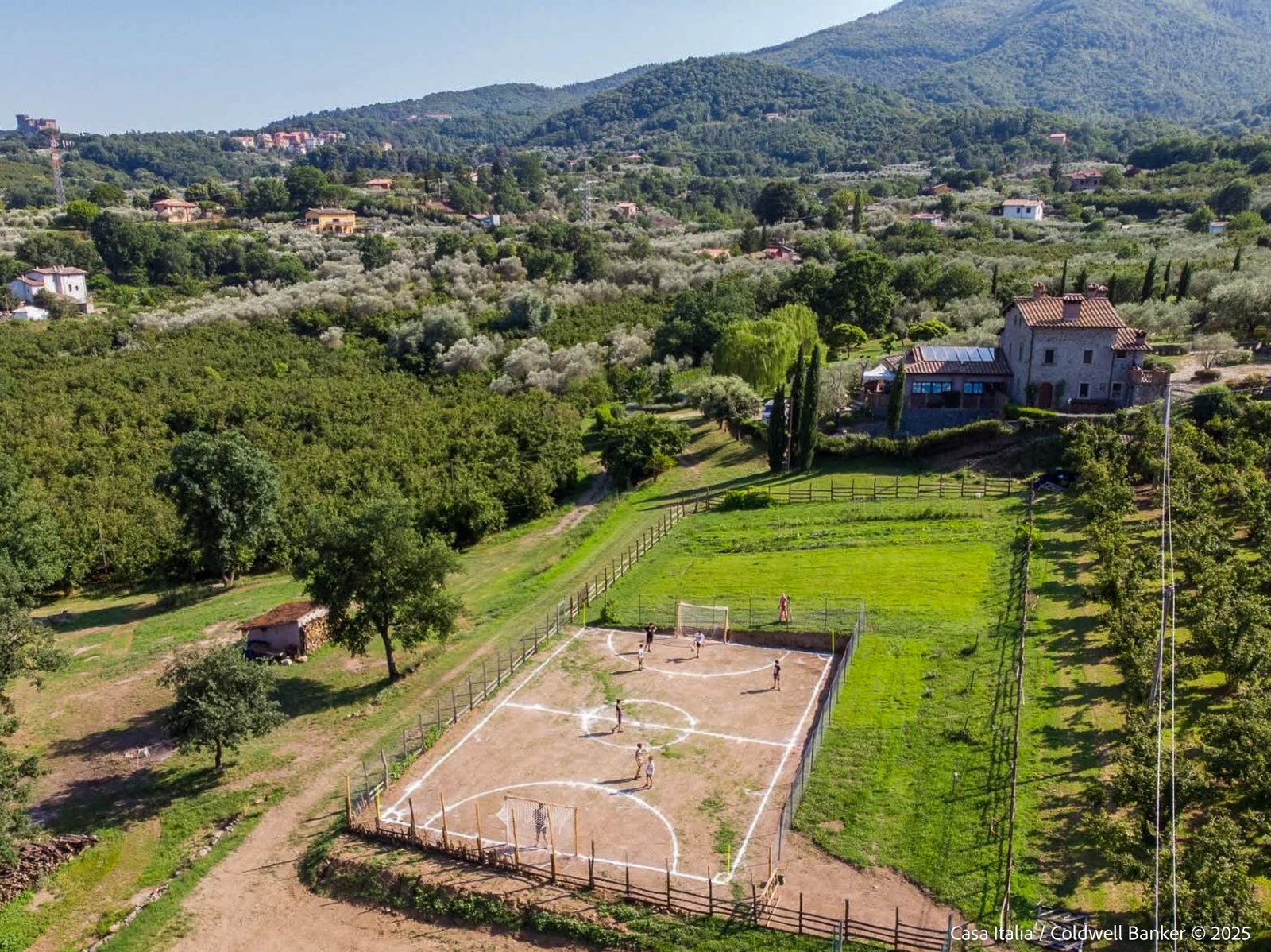 Omlandet har muligheter for å være aktiv, med egen fotballbane, fotballgolf, turmuligheter og mye annet. Galleribilde