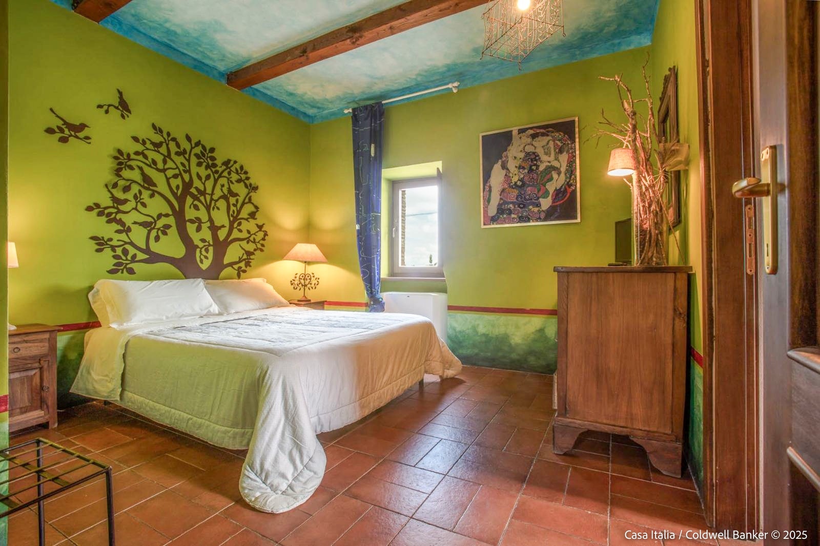 Ett av i alt fem soverom for gjestene dine med tilstøtende spiseområde - her fra én av de tre leilighetene. Galleribilde