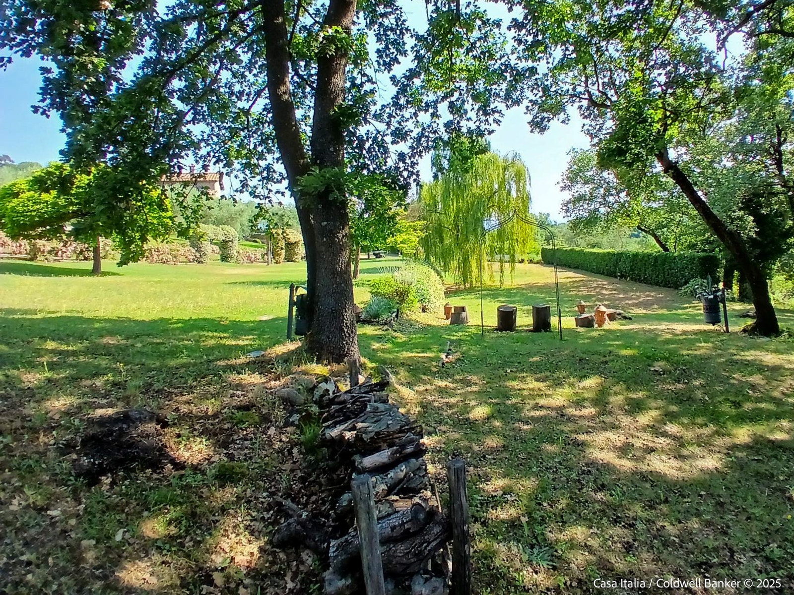 Omlandet krever en egen omvisning. De 60 målene inneholder alt fra hageområder til oliven- og hasseltre-lunder, frukttrær, kjøkkenhage, fotballbane og mye annet. Galleribilde