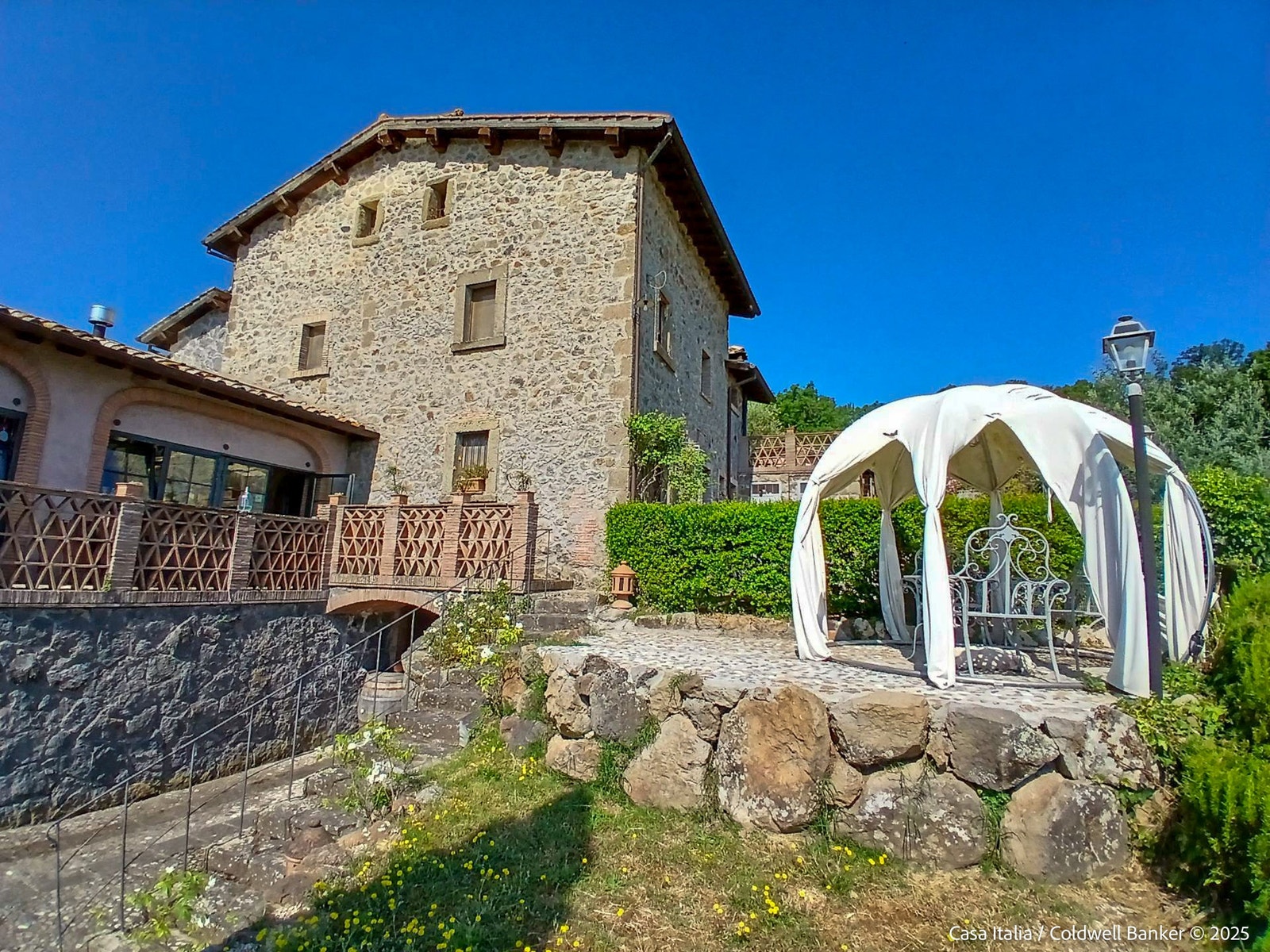 I dag står en liten paviljong utenfor restaurantområdet Galleribilde