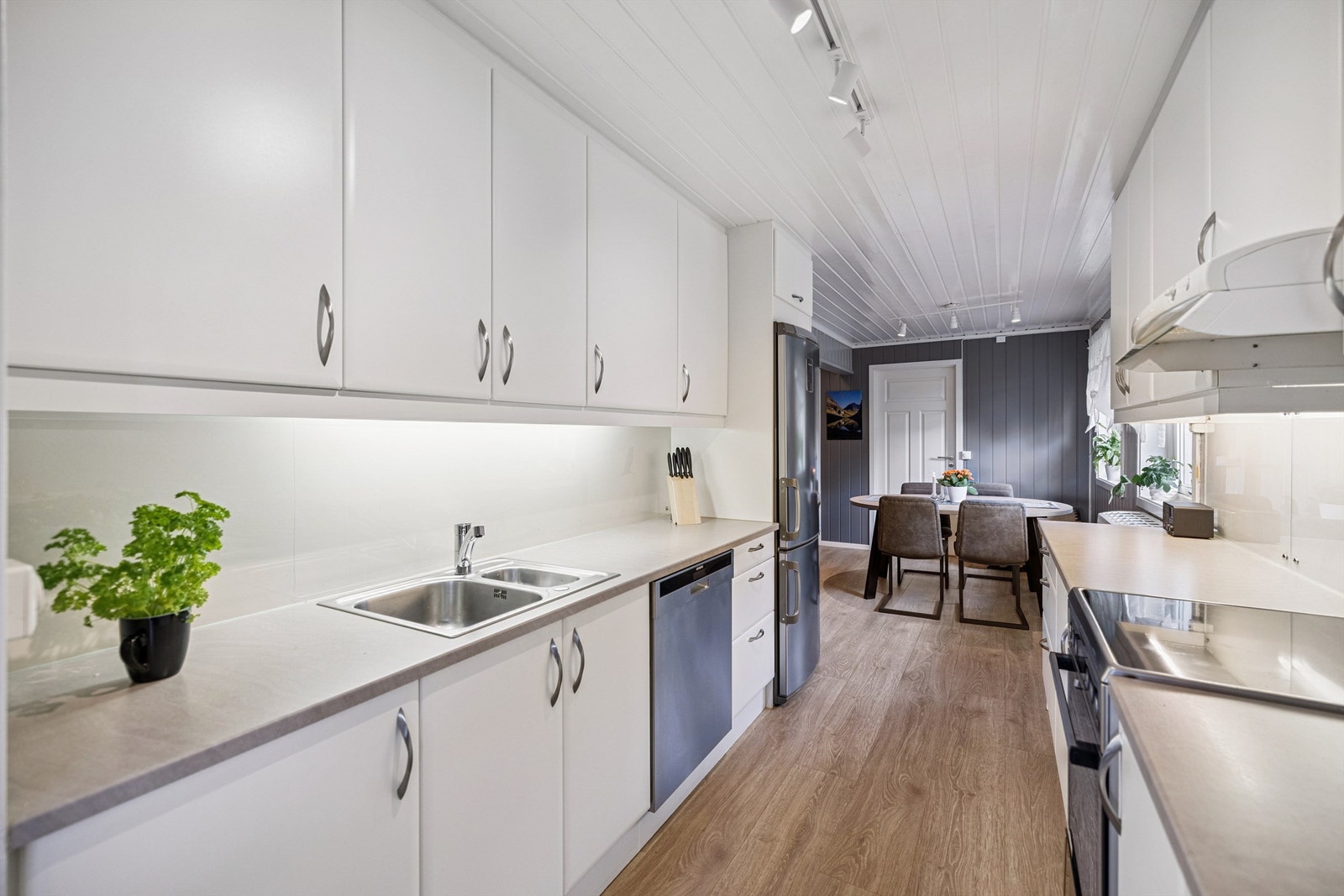 Kjøkkeninnredningen fra 2009 byr på rikelig med skap- og benkeplass. Galleribilde