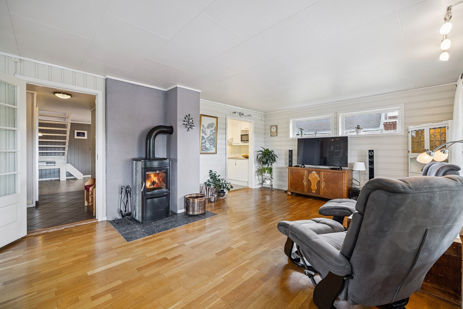 En peisovn i stuen gir både hygge og supplerende varme på kalde dager. Galleribilde