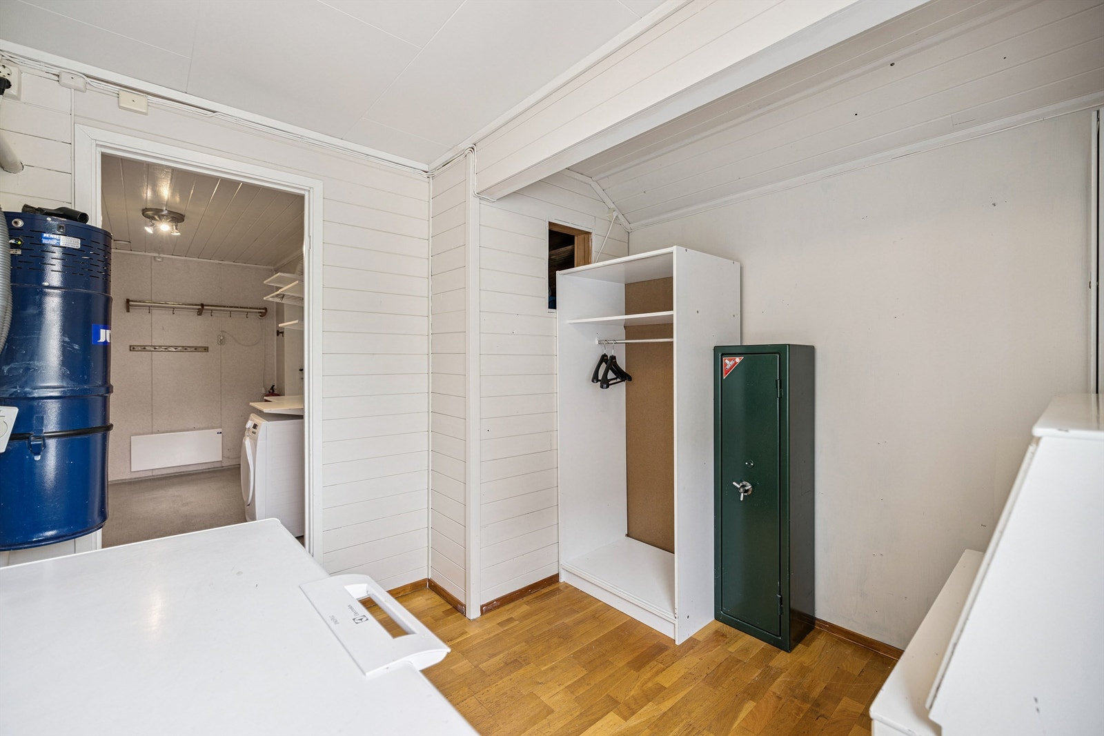 I tilknytning til vaskerommet er det en bod med ekstra lagringsplass. Galleribilde